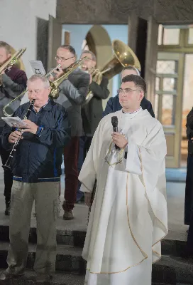 "Gwiazdo śliczna, wspaniała, o fatimska Maryja! Do Ciebie się uciekamy, o Maryjo, Maryjo!" Słowami tej pieśni licznie zgromadzeni w katedralnej świątyni wierni rozpoczęli kolejne w tym roku uroczyste nabożeństwo fatimskie. Wrześniowej modlitwie przewodniczyła parafia pw. Św. Michała Archanioła w Rzeszowie. Wielu parafian przybyło do Katedry w pieszej pielgrzymce pod przewodnictwem księdza Czesława Matuły. Przed Mszą Świętą, przy figurze Pani Fatimskiej, dk. Marcin Murawski odczytał liczne prośby i podziękowania do Matki Bożej. Uroczystej Eucharystii przewodniczył oraz Słowo Boże wygłosił proboszcz parafii pw. Św. Michała Archanioła w Rzeszowie - ks. Michał Bator. Kaznodzieja ukazał wartość i moc modlitwy. Za wzór postawił setnika, który spotyka się z czułym Jezusem. Tak jak Bóg znał potrzeby setnika, tak samo zna i nasze potrzeby i problemy. Jednak, jak przypomniał ks. Michał, każdy z nas musi przyjąć postawę setnika: uznać swój grzech i swoją niemoc. Wtedy Bóg będzie mógł działać w naszym życiu. W dalszej części homilii kaznodzieja przypomniał sylwetkę błogosławionej matki Elżbiety Czackiej, będącej dla nas wzorem cierpliwości i oczekiwania. Potrzebujemy czasu, aby łaska Boża przemieniła nasze serce – przypomniał kaznodzieja. Ta cierpliwość pomaga odkrywać Boży plan na nasze życie. Po zakończeniu Eucharystii wszyscy zgromadzeni wyruszyli w procesji różańcowej z figurą Matki Bożej Fatimskiej oraz relikwiami błogosławionych Hiacynty i Franciszka. Wierni prosili, aby Boże słowo wypełniało się w ich codzienności. Tej części nabożeństwa przewodniczył ks. Jakub Oczkowicz wraz z przedstawicielami parafii pw. Św. Michała Archanioła. Wspólną modlitwę zakończyło odśpiewanie Apelu Jasnogórskiego oraz adoracja Najświętszego Sakramentu. Na koniec ks. Krzysztof Gołąbek – proboszcz Katedry, dziękując wszystkim za obecność i wspólne czuwanie przy Matce Bożej, zaprosił na ostatnie w tym roku, październikowe nabożeństwo fatimskie.  fot. Małgorzata Ryndak