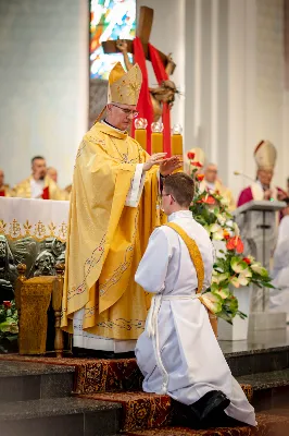 „Na swoje życie i swoje kapłaństwo trzeba popatrzeć w świetle Bożej miłości. Inaczej go nie pojmiemy ani my, ani ci, którzy będą na nas patrzeć” – mówił bp Jan Wątroba podczas Mszy św. z udzieleniem święceń prezbiteratu. 4 czerwca 2022 r. w kościele katedralnym jedenastu diakonów diecezji rzeszowskiej przyjęło sakrament kapłaństwa.
Do grona neoprezbiterów diecezji rzeszowskiej należą: ks. Sebastian Bełz z parafii w Nienadówce, ks. Krzysztof Lampart z parafii w Rudnej Wielkiej, ks. Mateusz Łachmanek z parafii w Lipinkach, ks. Karol Migut z parafii w Jasionce, ks. Marcin Murawski z parafii katedralnej w Rzeszowie, ks. Adrian Pazdan z parafii w Zagorzycach, ks. Tomasz Sienicki z parafii w Bieździedzy, ks. Dominik Świeboda z parafii w Palikówce, ks. Piotr Wąsacz z parafii bł. Władysława Findysza w Rzeszowie, ks. Mateusz Wojtuń z parafii w Święcanach oraz ks. Wiktor Zoła z parafii w Cieklinie.
Mszy św. przewodniczył i święceń udzielił bp Jan Wątroba. Eucharystię koncelebrowało około osiemdziesięciu księży, m.in: przełożeni Wyższego Seminarium Duchownego w Rzeszowie oraz proboszczowie i wikariusze z parafii rodzinnych neoprezbiterów. W Mszy św. uczestniczył abp Edward Nowak, bp Kazimierz Górny i bp Edward Białogłowski.
Zebranych w kościele katedralnym powitał ks. Krzysztof Gołąbek, proboszcz parafii.
W homilii bp Jan Wątroba nawiązał do słów z Ewangelii według św. Jana w których Chrystus tłumaczy co to znaczy być dobrym pasterzem. „Być kapłanem w Kościele Chrystusowym to znaczy mieć udział w Jego pasterskiej misji i stale upodabniać się do Dobrego Pasterza, który zna owce, karmi je, broni i jest gotów oddać życie dla ich dobra” – mówił hierarcha.
Po homilii odbył się obrzędy święceń: przyrzeczenie czci i posłuszeństwa Biskupowi Ordynariuszowi, Litania do Wszystkich Świętych podczas której kandydaci leżeli krzyżem, nałożenie rąk, modlitwa święceń oraz namaszczenie rąk krzyżmem i wręczenie chleba i wina. Podczas Liturgii Eucharystycznej nowo wyświęceni po raz pierwszy wyciągnęli dłonie nad chlebem i winem wypowiadając słowa konsekracji.
Na zakończenie Mszy św. ks. Tomasz Sienicki, podziękował w imieniu nowo wyświęconych wszystkim, którzy przyczynili się do przygotowania ich do kapłaństwa. Słowa wdzięczności, m.in. przełożonym Wyższego Seminarium Duchownego w Rzeszowie i rodzicom neoprezbiterów, wypowiedział bp Jan Wątroba. 
W drodze do zakrystii neoprezbiterzy zatrzymali się przy figurze Matki Bożej Fatimskiej zawierzając swoje kapłaństwo Matce Bożej.
W niedzielę, 5 czerwca, w Uroczystość Zesłania Ducha Świętego, neoprezbiterzy będą sprawować w swoich rodzinnych parafiach uroczyste Msze św. prymicyjne, a w najbliższych tygodniach otrzymają skierowania do parafii.

Fot. ks. Jakub Nagi oraz biala-wrona.pl
