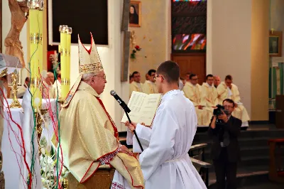 Z pomocą Pana Boga i naszego Zbawiciela, Jezusa Chrystusa, wybieramy tych naszych braci do stanu prezbiteratu”. Tymi słowami, zawartymi w obrzędach święceń, 26 maja br. bp Kazimierz Górny przyjął do grona kapłanów siedemnastu diakonów z Wyższego Seminarium Duchownego w Rzeszowie.
Uroczystą Mszę św. z udzieleniem sakramentu święceń koncelebrowało 110 kapłanów. W homilii Ksiądz Biskup spośród wielu cech, którymi powinien odznaczać się kapłan, wyróżnił wierność Chrystusowi. Odniósł się do obecnych realiów, w których przyjdzie posługiwać neoprezbiterom, a wobec nowych wymagań współczesności, Ksiądz Biskup postawił im za wzór postacie św. Józefa Sebastiana Pelczara oraz błogosławionych kapłanów pochodzących z terenu naszej diecezji: Jana Balickiego, Władysława Findysza, Romana Sitko i Józefa Kowalskiego.
Obrzędy święceń rozpoczęły się po homilii. Najpierw diakoni złożyli przyrzeczenie czci i posłuszeństwa wobec biskupa i jego następców. Następnie wszyscy zgromadzeni, śpiewając Litanię do Wszystkich Świętych, prosili o wylanie Ducha Świętego na kandydatów do prezbiteratu, którzy w tym momencie modlili się leżąc krzyżem. Kluczowym momentem liturgii święceń było nałożenie rąk na głowy diakonów przez Księdza Biskupa i prezbiterów oraz odmówienie modlitwy konsekracyjnej. Od tej chwili diecezja rzeszowska wzbogaciła się o nowych siedemnastu kapłanów, którzy po raz pierwszy celebrowali Eucharystię ze swoim biskupem. Po jej zakończeniu, powierzyli całe swoje kapłańskie życie opiece Maryi - Matce kapłanów.
Dzień święceń kapłańskich jest uroczystością dla całej diecezji. Bowiem tych siedemnastu nowych księży, którzy poświęcili całe swoje życie na ofiarną służbę Bogu, Kościołowi i Ojczyźnie, stanowi wyjątkowo radosny prezent nie tylko dla ich Matek, które obchodziły tego dnia swoje święto, ale są oni darem dla całego Kościoła i diecezji rzeszowskiej, w której będą posługiwać. Neoprezbiterzy pod koniec czerwca otrzymają skierowanie na zastępstwa w parafiach diecezji, a od końca sierpnia rozpoczną pracę jako wikariusze na swoich pierwszych placówkach.

Święcenia przyjęli:

ks. Grzegorz Białoń z Małastowa
ks. Wojciech Chrostowski z Gorlic (Fara)
ks. Mirosław Dziadosz z Jasła (Chrystus Król)
ks. Paweł Gąsior z Rożnowic
ks. Mirosław Głowacki z Chmielowa (diec. sandomierska)
ks. Damian Jacek z Czudca
ks. Mirosław Kardaś ze Strzyżowa (św. J. S. Pelczara)
ks. Tomasz Kołodziej z Trzebosi
ks. Filip Mikuła z Rzeszowa (Katedra)
ks. Mateusz Mycek z Sędziszowa Małopolskiego (Fara)
ks. Marcin Pokrywka z Przeworska (Ojcowie Bernardyni, diec. przemyska)
ks. Nikodem Rybczyk z Gorlic (Fara)
ks. Tomasz Ryczek z Turzy (diec. tarnowska)
ks. Paweł Sikora z Rzeszowa (Zwięczyca - św. Józefa)
ks. Krzysztof Wilczkiewicz z Gorlic (Glinik)
ks. Tomasz Wójcik z Niewodnej
ks. Julian Wybraniec z Rzeszowa (św. Rocha)