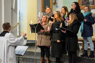 „Nasza wdzięczność jest szczególna wobec osób konsekrowanych za ich czytelne świadectwo wiary i za to, że żyjąc wiarą na co dzień ukazują chrystusowy styl życia” – mówił biskup Jan Wątroba podczas Mszy św. w katedrze rzeszowskiej w święto Ofiarowania Pańskiego. W Eucharystii, z okazji swojego święta patronalnego, uczestniczyły osoby konsekrowane posługujące w diecezji rzeszowskiej.
Mszy św. w katedrze rzeszowskiej przewodniczył bp Jan Wątroba, który modlił się w intencji osób konsekrowanych, przeżywających w święto Ofiarowania Pańskiego (02.02.) swoje święto patronalne. Eucharystię koncelebrował ks. Stanisław Kamiński, wikariusz biskupi ds. zakonnych, a także 9 kapłanów.
Na początku Mszy św. ks. Stanisław Kamiński powitał zebranych i wprowadził w przeżywaną liturgię. Następnie odbył się obrzęd błogosławieństwa świec i procesja z dolnego kościoła do głównej części katedry rzeszowskiej
Homilię wygłosił bp Jan Wątroba, który w pierwszej części, odnosząc się do przeżywanego święta, nawiązał do postawy Matki Najświętszej i św. Józefa. „Maryja uczy nas, że wierność Bogu oznacza wypełnianie prawa Bożego. Ona wypełniła wszystko bez wyjątku. Choć sama nie potrzebowała oczyszczenia, pozostała jednak posłuszna prawu. Skromna, prosta, uboga kobieta, poddana Bogu. W postawie Maryi i Józefa można dostrzec piękną lekcję dla rodziców i wychowawców. Rodzice powinni przedstawiać, czyli zawierzać swoje dzieci Panu Bogu. To jest gest wdzięczności wobec Stwórcy, a także znak wielkiej pokory wobec niełatwej misji rodzicielskiej i wychowawczej. Pełny rozwój człowieka dokonuje się dzięki Bożej łasce, a rodzice powinni się czuć narzędziem Bożej łaski, dlatego powinni często błogosławić swoje dzieci, modlić się za nie i z nimi oraz wciąż na nowo zawierzać je Panu Bogu” – mówił bp Wątroba.
Biskup Rzeszowski odnosząc się do obchodzonego Dnia życia konsekrowanego powiedział: „Trzy elementy wspólnoty: słowo, wierność i otwarcie na Ducha Świętego stanowią istotę życia każdej osoby konsekrowanej. Rozważać słowo Boże, trwać wiernie na modlitwie i być otwartym na to, co Duch Święty chce nam powiedzieć, to wypełnić powołanie do życia konsekrowanego, a jednocześnie wyznać wiarę w Kościół Chrystusowy. Nasza wdzięczność jest szczególna wobec osób konsekrowanych za ich czytelne świadectwo wiary i za to, że żyjąc wiarą na co dzień ukazują chrystusowy styl życia. Towarzyszą nam przez swoją pełną zatroskania miłosierną obecność, ale także przez milczącą obecność przepełnioną modlitwą w intencjach Kościoła, świata, a także poszczególnych osób i wspólnot”.
Po homilii osoby konsekrowane zgromadzone w katedrze odnowiły swoje przyrzeczenia.
Na zakończenie liturgii s. Agata Jakieła CSFN, referentka diecezjalna ds. życia konsekrowanego, podziękowała bp. Janowi Wątrobie za przewodniczenie liturgii i modlitwę w intencji osób życia konsekrowanego.
W Eucharystii w rzeszowskiej katedrze uczestniczyło prawie 100 osób życia konsekrowanego, a pośród nich ojcowie i bracia zakonni, siostry zakonne, wdowy i dziewice konsekrowane oraz członkowie instytutów świeckich. Śpiewy podczas liturgii wykonała Katedralna Schola Liturgiczna pod dyrekcją ks. Juliana Wybrańca, a przy organach zasiadł katedralny organista – Wiesław Siewierski. 

fot. Jola Warchoł