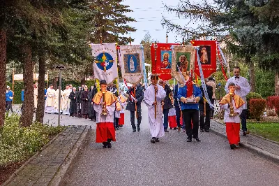 O świcie w Niedzielę Zmartwychwstania została odprawiona uroczysta Mszy św. w rzeszowskiej katedrze. Eucharystię poprzedziła procesja rezurekcyjna z Najświętszym Sakramentem. W oprawie muzycznej celebracji wziął udział katedralny chór chłopięco-męski Pueri Cantores Resovienses oraz katedralna orkiestra dęta.
Dnia 31 marca 2024 r. o godz. 6 w rzeszowskiej katedrze na rozpoczęcie procesji rezurekcyjnej rozbrzmiało zawołanie: „Chrystus zmartwychwstał, prawdziwie zmartwychwstał”. Wyrazem radości paschalnej była procesja z Najświętszym Sakramentem dokoła katedry z udziałem licznie zgromadzonych wiernych, straży grobowej i orkiestry dętej.
Po zakończonej procesji, została odprawiona uroczysta Eucharystia pod przewodnictwem ks. Krzysztofa Gołąbka, prepozyta rzeszowskiej kapituły katedralnej i proboszcza miejscowej wspólnoty parafialnej. Homilię wygłosił ks. Michał Rurak, penitencjarz kapituły, który zachęcał do zgłębiania tajemnicy zmartwychwstania.

„Zmartwychwstania jest czymś jedynym i wyjątkowym w swoim rodzaju. Łatwo napisać i powiedzieć czym zmartwychwstanie nie jest. Ale napisać i powiedzieć czym zmartwychwstanie jest, to zadanie na całe życie, i to nie tylko dla teologa czy księdza. To zadanie dla każdego z nas. Najważniejsze zadanie w życiu, bo ono zdecyduje co z nami będzie” – mówił kaznodzieja.
Ks. Rurak ukazał konsekwencje zmartwychwstania Chrystusa dla każdego wierzącego w kontekście całej historii Boga i człowieka. Mówił: „Zmartwychwstanie nie dotyczy tylko przyszłości, czasu po śmierci. Ono ma także znaczenie dla naszej doczesności. Bo skoro życie ma prowadzić do Zmartwychwstania, to znaczy, że ma wartość samo w sobie, że trzeba je szanować i jak najlepiej przeżyć.”
Na zakończenie Eucharystii transmitowanej przez katolickie Radio „VIA”, katedralny chór chłopięco-męski Pueri Cantores Resovienses pod dyrekcją Aleksandry Fiołek-Matuszewskiej wykonał uroczyste „Alleluja” z oratorium G.F. Haendla. Po zakończonej Mszy św. rezurekcyjnej katedralna orkiestra dęta pod batutą Tadeusza Cielaka odegrała radosne utwory wielkanocne. fot. Joanna Prasoł