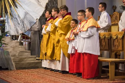 Pasterce w naszej Katedrze przewodniczył bp Jan Wątroba. Czuwanie przed Pasterką prowadziła młodzież naszej parafii. fot. Fotografiarzeszow