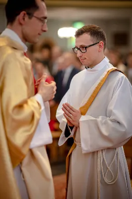 „Na swoje życie i swoje kapłaństwo trzeba popatrzeć w świetle Bożej miłości. Inaczej go nie pojmiemy ani my, ani ci, którzy będą na nas patrzeć” – mówił bp Jan Wątroba podczas Mszy św. z udzieleniem święceń prezbiteratu. 4 czerwca 2022 r. w kościele katedralnym jedenastu diakonów diecezji rzeszowskiej przyjęło sakrament kapłaństwa.
Do grona neoprezbiterów diecezji rzeszowskiej należą: ks. Sebastian Bełz z parafii w Nienadówce, ks. Krzysztof Lampart z parafii w Rudnej Wielkiej, ks. Mateusz Łachmanek z parafii w Lipinkach, ks. Karol Migut z parafii w Jasionce, ks. Marcin Murawski z parafii katedralnej w Rzeszowie, ks. Adrian Pazdan z parafii w Zagorzycach, ks. Tomasz Sienicki z parafii w Bieździedzy, ks. Dominik Świeboda z parafii w Palikówce, ks. Piotr Wąsacz z parafii bł. Władysława Findysza w Rzeszowie, ks. Mateusz Wojtuń z parafii w Święcanach oraz ks. Wiktor Zoła z parafii w Cieklinie.
Mszy św. przewodniczył i święceń udzielił bp Jan Wątroba. Eucharystię koncelebrowało około osiemdziesięciu księży, m.in: przełożeni Wyższego Seminarium Duchownego w Rzeszowie oraz proboszczowie i wikariusze z parafii rodzinnych neoprezbiterów. W Mszy św. uczestniczył abp Edward Nowak, bp Kazimierz Górny i bp Edward Białogłowski.
Zebranych w kościele katedralnym powitał ks. Krzysztof Gołąbek, proboszcz parafii.
W homilii bp Jan Wątroba nawiązał do słów z Ewangelii według św. Jana w których Chrystus tłumaczy co to znaczy być dobrym pasterzem. „Być kapłanem w Kościele Chrystusowym to znaczy mieć udział w Jego pasterskiej misji i stale upodabniać się do Dobrego Pasterza, który zna owce, karmi je, broni i jest gotów oddać życie dla ich dobra” – mówił hierarcha.
Po homilii odbył się obrzędy święceń: przyrzeczenie czci i posłuszeństwa Biskupowi Ordynariuszowi, Litania do Wszystkich Świętych podczas której kandydaci leżeli krzyżem, nałożenie rąk, modlitwa święceń oraz namaszczenie rąk krzyżmem i wręczenie chleba i wina. Podczas Liturgii Eucharystycznej nowo wyświęceni po raz pierwszy wyciągnęli dłonie nad chlebem i winem wypowiadając słowa konsekracji.
Na zakończenie Mszy św. ks. Tomasz Sienicki, podziękował w imieniu nowo wyświęconych wszystkim, którzy przyczynili się do przygotowania ich do kapłaństwa. Słowa wdzięczności, m.in. przełożonym Wyższego Seminarium Duchownego w Rzeszowie i rodzicom neoprezbiterów, wypowiedział bp Jan Wątroba. 
W drodze do zakrystii neoprezbiterzy zatrzymali się przy figurze Matki Bożej Fatimskiej zawierzając swoje kapłaństwo Matce Bożej.
W niedzielę, 5 czerwca, w Uroczystość Zesłania Ducha Świętego, neoprezbiterzy będą sprawować w swoich rodzinnych parafiach uroczyste Msze św. prymicyjne, a w najbliższych tygodniach otrzymają skierowania do parafii.

Fot. ks. Jakub Nagi oraz biala-wrona.pl
