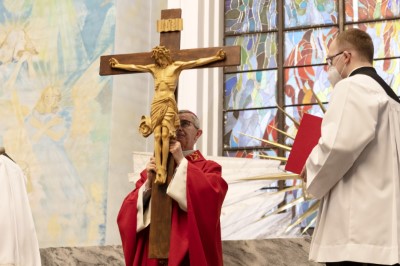 W Wielki Piątek, 2 kwietnia 2021 r., bp Jan Wątroba przewodniczył Liturgii Męki Pańskiej w naszej Katedrze. Znaczna część uczestników nabożeństwa, w związku z przepisami w stanie epidemii, stała na placu przed kościołem.  W ramach Liturgii Słowa wikariusze parafii katedralnej: ks. Marcin Pater i ks. Julian Wybraniec oraz kleryk Krzysztof Lampart zaśpiewali opis Męki Pańskiej wg św. Jana z towarzyszeniem chóru Wyższego Seminarium Duchownego w Rzeszowie pod dyrekcją ks. Andrzeja Widaka. Homilię wygłosił bp Jan Wątroba.  Po homilii odmówiono uroczystą modlitwę wiernych z dodatkowym wezwaniem za udręczonych w okresie epidemii, zatwierdzonym przez Stolicę Apostolską: „Módlmy się za wszystkich udręczonych trwającą epidemią, aby nasz Bóg i Pan przywrócił chorym zdrowie, dał siły tym, którzy się nimi opiekują, pocieszył płaczące rodziny, a zmarłym dał pełnię odkupienia”.  Centralnym wydarzeniem liturgii była adoracja krzyża, który aż do Wigilii Paschalnej jest najważniejszym punktem w kościele. Następnie przyniesiono z ciemnicy Najświętszy Sakrament i odbył się obrzęd Komunii św.  Ostatnią częścią liturgii była procesja do Grobu Pańskiego, który, podobnie jak ciemnica, znajduje się w dolnym kościele katedry. Na specjalnym podwyższeniu z drewnianych skrzynek umieszczono Najświętszy Sakrament w monstrancji okrytej białym przejrzystym welonem – symbolem całunu, w który owinięto ciało zmarłego Chrystusa.  fot. Joanna Prasoł