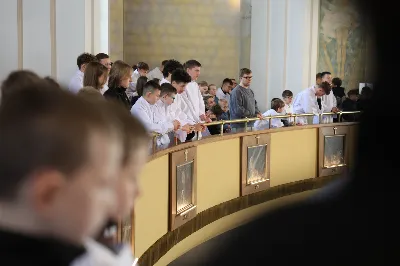 „Eucharystia powinna nas prowadzić do odkrycia kapłańskiej misji Ludu Bożego, kapłańskiej misji każdego z nas” – powiedział Biskup Rzeszowski podczas Mszy Wieczerzy Pańskiej, której przewodniczył w katedrze rzeszowskiej w Wielki Czwartek, 2 kwietnia 2026 r.
Podczas uroczystej liturgii Wielkiego Czwartku w katedrze rzeszowskiej, której przewodniczył bp Jan Wątroba, wierni zostali zaproszeni do refleksji nad tajemnicą Eucharystii, kapłaństwa oraz powołania całego Ludu Bożego do udziału w misji Chrystusa. Na zakończenie homilii biskup zachęcił do szczególnej modlitwy za kapłanów, zwłaszcza tych przeżywających trudności i kryzysy. „Panie Jezu, dobry pasterzu i towarzyszu wędrówki, dziś powierzamy Ci wszystkich kapłanów, ale zwłaszcza tych, którzy przechodzą chwilę kryzysu” – powiedział Biskup Rzeszowski. Wezwał także wspólnotę wiernych do troski o kapłanów poprzez modlitwę, życzliwość i wsparcie.
Wielkoczwartkowa liturgia w katedrze rzeszowskiej stała się nie tylko dziękczynieniem za dar Eucharystii i kapłaństwa, ale także wezwaniem do odnowienia świadomości odpowiedzialności każdego wiernego za życie Kościoła i świadectwo wiary w świecie. fot. ks. Jakub Oczkowicz