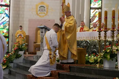 „Na swoje życie i swoje kapłaństwo trzeba popatrzeć w świetle Bożej miłości. Inaczej go nie pojmiemy ani my, ani ci, którzy będą na nas patrzeć” – mówił bp Jan Wątroba podczas Mszy św. z udzieleniem święceń prezbiteratu. 4 czerwca 2022 r. w kościele katedralnym jedenastu diakonów diecezji rzeszowskiej przyjęło sakrament kapłaństwa.
Do grona neoprezbiterów diecezji rzeszowskiej należą: ks. Sebastian Bełz z parafii w Nienadówce, ks. Krzysztof Lampart z parafii w Rudnej Wielkiej, ks. Mateusz Łachmanek z parafii w Lipinkach, ks. Karol Migut z parafii w Jasionce, ks. Marcin Murawski z parafii katedralnej w Rzeszowie, ks. Adrian Pazdan z parafii w Zagorzycach, ks. Tomasz Sienicki z parafii w Bieździedzy, ks. Dominik Świeboda z parafii w Palikówce, ks. Piotr Wąsacz z parafii bł. Władysława Findysza w Rzeszowie, ks. Mateusz Wojtuń z parafii w Święcanach oraz ks. Wiktor Zoła z parafii w Cieklinie.
Mszy św. przewodniczył i święceń udzielił bp Jan Wątroba. Eucharystię koncelebrowało około osiemdziesięciu księży, m.in: przełożeni Wyższego Seminarium Duchownego w Rzeszowie oraz proboszczowie i wikariusze z parafii rodzinnych neoprezbiterów. W Mszy św. uczestniczył abp Edward Nowak, bp Kazimierz Górny i bp Edward Białogłowski.
Zebranych w kościele katedralnym powitał ks. Krzysztof Gołąbek, proboszcz parafii.
W homilii bp Jan Wątroba nawiązał do słów z Ewangelii według św. Jana w których Chrystus tłumaczy co to znaczy być dobrym pasterzem. „Być kapłanem w Kościele Chrystusowym to znaczy mieć udział w Jego pasterskiej misji i stale upodabniać się do Dobrego Pasterza, który zna owce, karmi je, broni i jest gotów oddać życie dla ich dobra” – mówił hierarcha.
Po homilii odbył się obrzędy święceń: przyrzeczenie czci i posłuszeństwa Biskupowi Ordynariuszowi, Litania do Wszystkich Świętych podczas której kandydaci leżeli krzyżem, nałożenie rąk, modlitwa święceń oraz namaszczenie rąk krzyżmem i wręczenie chleba i wina. Podczas Liturgii Eucharystycznej nowo wyświęceni po raz pierwszy wyciągnęli dłonie nad chlebem i winem wypowiadając słowa konsekracji.
Na zakończenie Mszy św. ks. Tomasz Sienicki, podziękował w imieniu nowo wyświęconych wszystkim, którzy przyczynili się do przygotowania ich do kapłaństwa. Słowa wdzięczności, m.in. przełożonym Wyższego Seminarium Duchownego w Rzeszowie i rodzicom neoprezbiterów, wypowiedział bp Jan Wątroba. 
W drodze do zakrystii neoprezbiterzy zatrzymali się przy figurze Matki Bożej Fatimskiej zawierzając swoje kapłaństwo Matce Bożej.
W niedzielę, 5 czerwca, w Uroczystość Zesłania Ducha Świętego, neoprezbiterzy będą sprawować w swoich rodzinnych parafiach uroczyste Msze św. prymicyjne, a w najbliższych tygodniach otrzymają skierowania do parafii.

Fot. ks. Jakub Nagi oraz biala-wrona.pl
