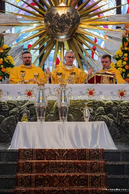 W Wielki Czwartek o godz. 10.00 w naszej Katedrze bp Jan Wątroba przewodniczył Mszy Krzyżma. Jest ona wyrazem jedności i wspólnoty duchowieństwa diecezji. Podczas tej Mszy Świętej biskup poświęcił olej chorych, katechumenów oraz olej krzyżma. Księża koncelebrujący z biskupem Eucharystię odnowili przyrzeczenia kapłańskie. W koncelebrze wzięli udział bp Kazimierz Górny, bp Edward Białogłowski oraz ponad 200 kapłanów z całej diecezji. W Eucharystii wzięli również udział licznie zebrani ministranci, lektorzy, animatorzy, ceremoniarze, członkowie scholi parafialnych i dziewczęcej służby maryjnej. Podczas Mszy Świętej zaśpiewał chór męski pod dyrekcją ks. Andrzeja Widaka. Przy organach zasiadł ks. Julian Wybraniec. fot. Piotr Szorc