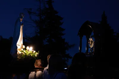 W niedzielę 13 sierpnia przeżywaliśmy kolejne w tym roku Nabożeństwo Fatimskie. O godz. 18.40 zostały przedstawione prośby i podziękowania do Matki Bożej Fatimskiej, w intencji których sprawowana była także Msza Święta. Eucharystii przewodniczył ks. Piotr Fortuna (proboszcz parafii Rzeszów-Matysówka), homilię zaś wygłosił ks. Jan Pyziak (proboszcz parafii Rzeszów-Matysówka w latach 1985-2018). Po Mszy Świętej wyruszyła procesja z figurą Matki Bożej, podczas której modlitwę różańcową prowadzili przedstawiciele parafii Rzeszów-Zalesie wraz ze swoim duszpasterzem ks. Łukaszem Jaskiem. Modlitwę ubogaciła obecność Orkiestry Dętej pod dyrekcją Tadeusza Cielaka. Nabożeństwo zakończył Apel Jasnogórski. fot. Joanna Prasoł