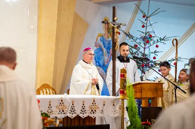„Nasza wdzięczność jest szczególna wobec osób konsekrowanych za ich czytelne świadectwo wiary i za to, że żyjąc wiarą na co dzień ukazują chrystusowy styl życia” – mówił biskup Jan Wątroba podczas Mszy św. w katedrze rzeszowskiej w święto Ofiarowania Pańskiego. W Eucharystii, z okazji swojego święta patronalnego, uczestniczyły osoby konsekrowane posługujące w diecezji rzeszowskiej.
Mszy św. w katedrze rzeszowskiej przewodniczył bp Jan Wątroba, który modlił się w intencji osób konsekrowanych, przeżywających w święto Ofiarowania Pańskiego (02.02.) swoje święto patronalne. Eucharystię koncelebrował ks. Stanisław Kamiński, wikariusz biskupi ds. zakonnych, a także 9 kapłanów.
Na początku Mszy św. ks. Stanisław Kamiński powitał zebranych i wprowadził w przeżywaną liturgię. Następnie odbył się obrzęd błogosławieństwa świec i procesja z dolnego kościoła do głównej części katedry rzeszowskiej
Homilię wygłosił bp Jan Wątroba, który w pierwszej części, odnosząc się do przeżywanego święta, nawiązał do postawy Matki Najświętszej i św. Józefa. „Maryja uczy nas, że wierność Bogu oznacza wypełnianie prawa Bożego. Ona wypełniła wszystko bez wyjątku. Choć sama nie potrzebowała oczyszczenia, pozostała jednak posłuszna prawu. Skromna, prosta, uboga kobieta, poddana Bogu. W postawie Maryi i Józefa można dostrzec piękną lekcję dla rodziców i wychowawców. Rodzice powinni przedstawiać, czyli zawierzać swoje dzieci Panu Bogu. To jest gest wdzięczności wobec Stwórcy, a także znak wielkiej pokory wobec niełatwej misji rodzicielskiej i wychowawczej. Pełny rozwój człowieka dokonuje się dzięki Bożej łasce, a rodzice powinni się czuć narzędziem Bożej łaski, dlatego powinni często błogosławić swoje dzieci, modlić się za nie i z nimi oraz wciąż na nowo zawierzać je Panu Bogu” – mówił bp Wątroba.
Biskup Rzeszowski odnosząc się do obchodzonego Dnia życia konsekrowanego powiedział: „Trzy elementy wspólnoty: słowo, wierność i otwarcie na Ducha Świętego stanowią istotę życia każdej osoby konsekrowanej. Rozważać słowo Boże, trwać wiernie na modlitwie i być otwartym na to, co Duch Święty chce nam powiedzieć, to wypełnić powołanie do życia konsekrowanego, a jednocześnie wyznać wiarę w Kościół Chrystusowy. Nasza wdzięczność jest szczególna wobec osób konsekrowanych za ich czytelne świadectwo wiary i za to, że żyjąc wiarą na co dzień ukazują chrystusowy styl życia. Towarzyszą nam przez swoją pełną zatroskania miłosierną obecność, ale także przez milczącą obecność przepełnioną modlitwą w intencjach Kościoła, świata, a także poszczególnych osób i wspólnot”.
Po homilii osoby konsekrowane zgromadzone w katedrze odnowiły swoje przyrzeczenia.
Na zakończenie liturgii s. Agata Jakieła CSFN, referentka diecezjalna ds. życia konsekrowanego, podziękowała bp. Janowi Wątrobie za przewodniczenie liturgii i modlitwę w intencji osób życia konsekrowanego.
W Eucharystii w rzeszowskiej katedrze uczestniczyło prawie 100 osób życia konsekrowanego, a pośród nich ojcowie i bracia zakonni, siostry zakonne, wdowy i dziewice konsekrowane oraz członkowie instytutów świeckich. Śpiewy podczas liturgii wykonała Katedralna Schola Liturgiczna pod dyrekcją ks. Juliana Wybrańca, a przy organach zasiadł katedralny organista – Wiesław Siewierski. 

fot. Jola Warchoł