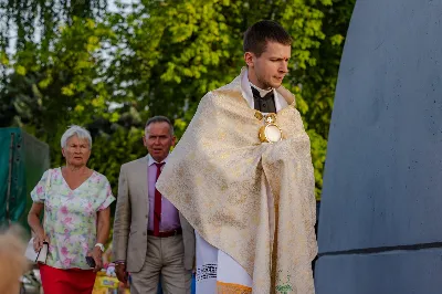 19 czerwca 2022 r. pod hasłem „Miłość rodzinna. Powołanie. Droga do świętości” obchodziliśmy Dzień Świętości Małżeństw i Rodzin. Obchody rozpoczęły się w kościele akademickim pw. Św. Jadwigi Królowej w Rzeszowie. Po Mszy św. odbył się „radosny przemarsz” do Parku Papieskiego, gdzie zorganizowano piknik rodzinny.

fot. Tadeusz Poźniak