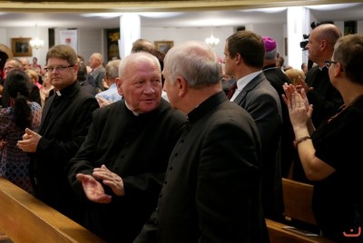 Blisko 1200 chórzystów i orkiestra symfoniczna Filharmonii Podkarpackiej to koncert galowy 9. Krajowego Kongresu Polskiej Federacji Pueri Cantores. 9 września o godz. 19.30 w Katedrze Rzeszowskiej podczas dwugodzinnego koncertu wystąpiły 33 chóry z Polski, Litwy, Łotwy, Ukrainy i Węgier oraz Orkiestra Symfoniczna Filharmonii Podkarpackiej. Muzykami dyrygowali: Wiesław Delimat i Marcin Florczak. Podczas koncertu uczestnicy wysłuchali utworów m.in. Haendla, Haydna oraz hymny kongresów Polskiej Federacji Pueri Cantores. Szczególnie oklaskiwane było premierowe wykonanie hymnu kongresu w Rzeszowie – utwór pt. „Da pacem, Domine” Dominika Lasoty – kompozytora z Rzeszowa. W koncercie uczestniczyli m.in.: bp Jan Wątroba, bp Kazimierz Górny i bp Edward Białogłowski. fot. ks. Tomasz Nowak