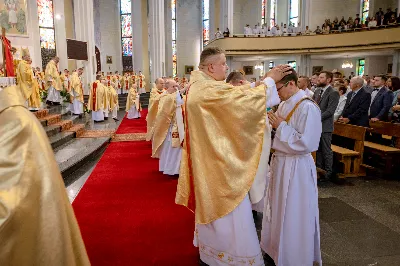 „Na swoje życie i swoje kapłaństwo trzeba popatrzeć w świetle Bożej miłości. Inaczej go nie pojmiemy ani my, ani ci, którzy będą na nas patrzeć” – mówił bp Jan Wątroba podczas Mszy św. z udzieleniem święceń prezbiteratu. 4 czerwca 2022 r. w kościele katedralnym jedenastu diakonów diecezji rzeszowskiej przyjęło sakrament kapłaństwa.
Do grona neoprezbiterów diecezji rzeszowskiej należą: ks. Sebastian Bełz z parafii w Nienadówce, ks. Krzysztof Lampart z parafii w Rudnej Wielkiej, ks. Mateusz Łachmanek z parafii w Lipinkach, ks. Karol Migut z parafii w Jasionce, ks. Marcin Murawski z parafii katedralnej w Rzeszowie, ks. Adrian Pazdan z parafii w Zagorzycach, ks. Tomasz Sienicki z parafii w Bieździedzy, ks. Dominik Świeboda z parafii w Palikówce, ks. Piotr Wąsacz z parafii bł. Władysława Findysza w Rzeszowie, ks. Mateusz Wojtuń z parafii w Święcanach oraz ks. Wiktor Zoła z parafii w Cieklinie.
Mszy św. przewodniczył i święceń udzielił bp Jan Wątroba. Eucharystię koncelebrowało około osiemdziesięciu księży, m.in: przełożeni Wyższego Seminarium Duchownego w Rzeszowie oraz proboszczowie i wikariusze z parafii rodzinnych neoprezbiterów. W Mszy św. uczestniczył abp Edward Nowak, bp Kazimierz Górny i bp Edward Białogłowski.
Zebranych w kościele katedralnym powitał ks. Krzysztof Gołąbek, proboszcz parafii.
W homilii bp Jan Wątroba nawiązał do słów z Ewangelii według św. Jana w których Chrystus tłumaczy co to znaczy być dobrym pasterzem. „Być kapłanem w Kościele Chrystusowym to znaczy mieć udział w Jego pasterskiej misji i stale upodabniać się do Dobrego Pasterza, który zna owce, karmi je, broni i jest gotów oddać życie dla ich dobra” – mówił hierarcha.
Po homilii odbył się obrzędy święceń: przyrzeczenie czci i posłuszeństwa Biskupowi Ordynariuszowi, Litania do Wszystkich Świętych podczas której kandydaci leżeli krzyżem, nałożenie rąk, modlitwa święceń oraz namaszczenie rąk krzyżmem i wręczenie chleba i wina. Podczas Liturgii Eucharystycznej nowo wyświęceni po raz pierwszy wyciągnęli dłonie nad chlebem i winem wypowiadając słowa konsekracji.
Na zakończenie Mszy św. ks. Tomasz Sienicki, podziękował w imieniu nowo wyświęconych wszystkim, którzy przyczynili się do przygotowania ich do kapłaństwa. Słowa wdzięczności, m.in. przełożonym Wyższego Seminarium Duchownego w Rzeszowie i rodzicom neoprezbiterów, wypowiedział bp Jan Wątroba. 
W drodze do zakrystii neoprezbiterzy zatrzymali się przy figurze Matki Bożej Fatimskiej zawierzając swoje kapłaństwo Matce Bożej.
W niedzielę, 5 czerwca, w Uroczystość Zesłania Ducha Świętego, neoprezbiterzy będą sprawować w swoich rodzinnych parafiach uroczyste Msze św. prymicyjne, a w najbliższych tygodniach otrzymają skierowania do parafii.

Fot. ks. Jakub Nagi oraz biala-wrona.pl
