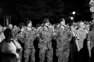 W środę 13 września przeżywaliśmy kolejne w tym roku Nabożeństwo Fatimskie. O godz. 18.40 zostały przedstawione prośby i podziękowania do Matki Bożej Fatimskiej, w intencji których sprawowana była także Msza Święta. Eucharystii przewodniczył i homilię wygłosił ks. Marek Kotwa – wikariusz parafii pw. Św. Michała Archanioła w Rzeszowie. Po Mszy Świętej wyruszyła procesja z figurą Matki Bożej, podczas której modlitwę różańcową prowadzili przedstawiciele parafii pw. Św. Jadwigi Królowej wraz ze swoimi duszpasterzami: ks. Tomaszem Gałuszką oraz ks. Łukaszem Mariuszycem, zaś figurę Matki Bożej nieśli przedstawiciele Bractwa św. Michała Archanioła, Rycerzy Kolumba oraz Związku Strzeleckiego "Strzelec". Modlitwę ubogaciła obecność Orkiestry Dętej pod dyrekcją Tadeusza Cielaka. Nabożeństwo zakończył Apel Jasnogórski. fot. Jola Warchoł