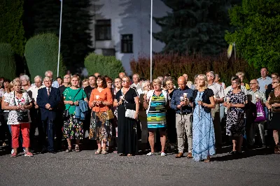 W środę 13 września przeżywaliśmy kolejne w tym roku Nabożeństwo Fatimskie. O godz. 18.40 zostały przedstawione prośby i podziękowania do Matki Bożej Fatimskiej, w intencji których sprawowana była także Msza Święta. Eucharystii przewodniczył i homilię wygłosił ks. Marek Kotwa – wikariusz parafii pw. Św. Michała Archanioła w Rzeszowie. Po Mszy Świętej wyruszyła procesja z figurą Matki Bożej, podczas której modlitwę różańcową prowadzili przedstawiciele parafii pw. Św. Jadwigi Królowej wraz ze swoimi duszpasterzami: ks. Tomaszem Gałuszką oraz ks. Łukaszem Mariuszycem, zaś figurę Matki Bożej nieśli przedstawiciele Bractwa św. Michała Archanioła, Rycerzy Kolumba oraz Związku Strzeleckiego "Strzelec". Modlitwę ubogaciła obecność Orkiestry Dętej pod dyrekcją Tadeusza Cielaka. Nabożeństwo zakończył Apel Jasnogórski. fot. Jola Warchoł