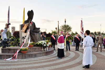 2 czerwca 2021 r., w 30. rocznicę wizyty Jana Pawła II w Rzeszowie, bp Kazimierz Górny i Tadeusz Ferenc odsłonili, a bp Jan Wątroba poświęcił pomnik św. Jana Pawła II w Parku Papieskim w Rzeszowie.  Odsłonięcie i poświęcenie poprzedziła Msza św. w naszej Katedrze pod przewodnictwem bpa Jana Wątroby. Eucharystię koncelebrował bp Edward Białogłowski, abp Edward Nowak i blisko 20 księży. We Mszy św. uczestniczył bp Kazimierz Górny.  Homilię wygłosił bp Edward Białogłowski. Po Komunii Świętej abp Edward Nowak, były sekretarz Kongregacji Spraw Kanonizacyjnych, powiedział o swojej współpracy z Janem Pawłem II.  Po Mszy św. jej uczestnicy przeszli do Parku Papieskiego. Krótkie przemówienia wygłosili: Ewa Leniart, wojewoda podkarpacki, Marek Bajdak, pełniący funkcję prezydenta Rzeszowa, Mieczysław Janowski, były prezydent Rzeszowa i bp Kazimierz Górny, pierwszy ordynariusz diecezji rzeszowskiej.  Pomnik odsłonił bp Kazimierz Górny i Tadeusz Ferenc, były prezydent Rzeszowa, a poświęcania dokonał bp Jan Wątroba.  Na początku października 2020 r. w Parku Papieskim zamontowano pomnik św. Jana Pawła II, który zastąpił obelisk z tablicą upamiętniającą pobyt papieża w Rzeszowie (obelisk umieszczono kilka metrów obok pomnika). Czterometrowy pomnik przedstawia Ojca Świętego ubranego w liturgiczne szaty, siedzącego na granitowym tronie. Papież w jednej ręce trzyma księgę Pisma Świętego, a drugą wykonuje gest błogosławieństwa. Odlew został wykonany z brązu. Całość znajduje się na granitowym podeście, który oplatają metalowe róże.  Pomnik zaprojektował Eliasz Dyrow, 26-letni malarz i rzeźbiarz z Jarosławia. Dyrow urodził się w polskiej rodzinie mieszkającej w Kijowie. W 2011 r., w ramach repatriacji, przyjechał do Jarosławia, gdzie ukończył Liceum Plastyczne, a następnie Wydział Sztuki Uniwersytetu Rzeszowskiego.  fot. ks. Tomasz Nowak 