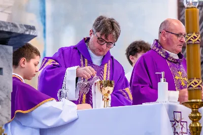 W III niedzielę Wielkiego Postu, 3 marca, podczas Mszy Świętej o godz. 12.00 ks. Krzysztof Gołąbek - proboszcz naszej Katedry, przyjął do grona Liturgicznej Służby Ołtarza dwunastu chłopców. Po odpowiednim przygotowaniu, pod czujnym okiem ks. Pawła Wójcika – opiekuna ministrantów oraz ceremoniarza Rafała Waszczaka i animatorów-praktykantów, otrzymali stopień ministranta choralisty, po raz pierwszy mogli ubrać kołnierzyki, a także otrzymali legitymacje ministranckie. To wielka radość dla naszej parafii. Gratulujemy chłopcom odwagi oraz życzymy wytrwałości w tym pięknym powołaniu, jakim jest służba przy Ołtarzu Pana Jezusa. Podczas Mszy Świętej zaśpiewała Dziewczęca Schola Katedralna.
Zapraszamy wszystkich chętnych chłopców do wstąpienia w szeregi katedralnej Liturgicznej Służby Ołtarza. Zainteresowanych prosimy o kontakt z ks. Pawłem Wójcikiem.
Rafał Waszczak
fot. Joanna Prasoł