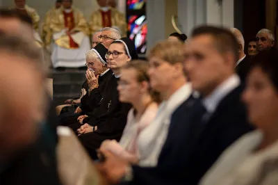 „Na swoje życie i swoje kapłaństwo trzeba popatrzeć w świetle Bożej miłości. Inaczej go nie pojmiemy ani my, ani ci, którzy będą na nas patrzeć” – mówił bp Jan Wątroba podczas Mszy św. z udzieleniem święceń prezbiteratu. 4 czerwca 2022 r. w kościele katedralnym jedenastu diakonów diecezji rzeszowskiej przyjęło sakrament kapłaństwa.
Do grona neoprezbiterów diecezji rzeszowskiej należą: ks. Sebastian Bełz z parafii w Nienadówce, ks. Krzysztof Lampart z parafii w Rudnej Wielkiej, ks. Mateusz Łachmanek z parafii w Lipinkach, ks. Karol Migut z parafii w Jasionce, ks. Marcin Murawski z parafii katedralnej w Rzeszowie, ks. Adrian Pazdan z parafii w Zagorzycach, ks. Tomasz Sienicki z parafii w Bieździedzy, ks. Dominik Świeboda z parafii w Palikówce, ks. Piotr Wąsacz z parafii bł. Władysława Findysza w Rzeszowie, ks. Mateusz Wojtuń z parafii w Święcanach oraz ks. Wiktor Zoła z parafii w Cieklinie.
Mszy św. przewodniczył i święceń udzielił bp Jan Wątroba. Eucharystię koncelebrowało około osiemdziesięciu księży, m.in: przełożeni Wyższego Seminarium Duchownego w Rzeszowie oraz proboszczowie i wikariusze z parafii rodzinnych neoprezbiterów. W Mszy św. uczestniczył abp Edward Nowak, bp Kazimierz Górny i bp Edward Białogłowski.
Zebranych w kościele katedralnym powitał ks. Krzysztof Gołąbek, proboszcz parafii.
W homilii bp Jan Wątroba nawiązał do słów z Ewangelii według św. Jana w których Chrystus tłumaczy co to znaczy być dobrym pasterzem. „Być kapłanem w Kościele Chrystusowym to znaczy mieć udział w Jego pasterskiej misji i stale upodabniać się do Dobrego Pasterza, który zna owce, karmi je, broni i jest gotów oddać życie dla ich dobra” – mówił hierarcha.
Po homilii odbył się obrzędy święceń: przyrzeczenie czci i posłuszeństwa Biskupowi Ordynariuszowi, Litania do Wszystkich Świętych podczas której kandydaci leżeli krzyżem, nałożenie rąk, modlitwa święceń oraz namaszczenie rąk krzyżmem i wręczenie chleba i wina. Podczas Liturgii Eucharystycznej nowo wyświęceni po raz pierwszy wyciągnęli dłonie nad chlebem i winem wypowiadając słowa konsekracji.
Na zakończenie Mszy św. ks. Tomasz Sienicki, podziękował w imieniu nowo wyświęconych wszystkim, którzy przyczynili się do przygotowania ich do kapłaństwa. Słowa wdzięczności, m.in. przełożonym Wyższego Seminarium Duchownego w Rzeszowie i rodzicom neoprezbiterów, wypowiedział bp Jan Wątroba. 
W drodze do zakrystii neoprezbiterzy zatrzymali się przy figurze Matki Bożej Fatimskiej zawierzając swoje kapłaństwo Matce Bożej.
W niedzielę, 5 czerwca, w Uroczystość Zesłania Ducha Świętego, neoprezbiterzy będą sprawować w swoich rodzinnych parafiach uroczyste Msze św. prymicyjne, a w najbliższych tygodniach otrzymają skierowania do parafii.

Fot. ks. Jakub Nagi oraz biala-wrona.pl
