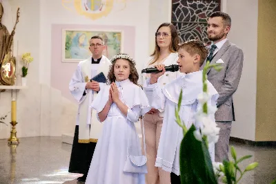 Maj to dla wielu najpiękniejszy miesiąc w roku. W liturgii Kościoła szczególnie wtedy czcimy Maryję oraz radujemy się ze Zmartwychwstania Pańskiego.
W niedzielę 12 maja w naszej Katedrze dzieci z klas III doświadczyły równie wielkiej radości po raz pierwszy w pełni uczestnicząc we Mszy Świętej. To niezwykłe spotkanie z Chrystusem w Komunii Świętej zostało poprzedzone przygotowaniem poprzez katechezy w szkole i spotkania w parafii, a także spowiedzią.
Poprzez niedzielną Eucharystie o godz. 12.00 celebrowaną przez ks. Krzysztofa Gołąbka, proboszcza naszej Katedry, 78 dzieci rozpoczęło wielką przygodę z Jezusem ukrytym w Najświętszym Sakramencie. Towarzyszyli im rodzice, którzy wraz ze swoimi dziećmi przygotowywali się do tego wydarzenia, a także najbliższa rodzina. Posługę w liturgii Mszy Świętej pełniły dzieci pierwszokomunijne oraz ich rodzice.
Wielka radość serc dzieci komunijnych promieniowała na wszystkich uczestników Mszy Świętej i przypominała zebranym na liturgii, że spotkanie z Jezusem Eucharystycznym to przywilej i wielkie szczęście. Czas tej wielkiej radości został przedłużony przez „Biały Tydzień”, w którym dzieci uczestniczyły w wieczornej Eucharystii, przyjmując Jezusa do swoich serc. 
Wszystkim dzieciom, które w tym roku przeżywały swoją Pierwszą Komunię Świętą, życzymy, aby nie gasł w nich zapał do poznawania Jezusa i Jego nauki, a radość, jaka towarzyszyła tym dniom, była nieodłączną towarzyszką ich spotkań z Jezusem w Eucharystii. A s. Julicie i ks. Julianowi dziękujemy za serce włożone w przygotowanie dzieci do tego wielkiego wydarzenia.
 
fot. Fotografia-64 Wacław Patro