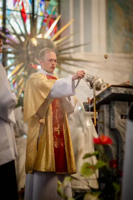 „Na swoje życie i swoje kapłaństwo trzeba popatrzeć w świetle Bożej miłości. Inaczej go nie pojmiemy ani my, ani ci, którzy będą na nas patrzeć” – mówił bp Jan Wątroba podczas Mszy św. z udzieleniem święceń prezbiteratu. 4 czerwca 2022 r. w kościele katedralnym jedenastu diakonów diecezji rzeszowskiej przyjęło sakrament kapłaństwa.
Do grona neoprezbiterów diecezji rzeszowskiej należą: ks. Sebastian Bełz z parafii w Nienadówce, ks. Krzysztof Lampart z parafii w Rudnej Wielkiej, ks. Mateusz Łachmanek z parafii w Lipinkach, ks. Karol Migut z parafii w Jasionce, ks. Marcin Murawski z parafii katedralnej w Rzeszowie, ks. Adrian Pazdan z parafii w Zagorzycach, ks. Tomasz Sienicki z parafii w Bieździedzy, ks. Dominik Świeboda z parafii w Palikówce, ks. Piotr Wąsacz z parafii bł. Władysława Findysza w Rzeszowie, ks. Mateusz Wojtuń z parafii w Święcanach oraz ks. Wiktor Zoła z parafii w Cieklinie.
Mszy św. przewodniczył i święceń udzielił bp Jan Wątroba. Eucharystię koncelebrowało około osiemdziesięciu księży, m.in: przełożeni Wyższego Seminarium Duchownego w Rzeszowie oraz proboszczowie i wikariusze z parafii rodzinnych neoprezbiterów. W Mszy św. uczestniczył abp Edward Nowak, bp Kazimierz Górny i bp Edward Białogłowski.
Zebranych w kościele katedralnym powitał ks. Krzysztof Gołąbek, proboszcz parafii.
W homilii bp Jan Wątroba nawiązał do słów z Ewangelii według św. Jana w których Chrystus tłumaczy co to znaczy być dobrym pasterzem. „Być kapłanem w Kościele Chrystusowym to znaczy mieć udział w Jego pasterskiej misji i stale upodabniać się do Dobrego Pasterza, który zna owce, karmi je, broni i jest gotów oddać życie dla ich dobra” – mówił hierarcha.
Po homilii odbył się obrzędy święceń: przyrzeczenie czci i posłuszeństwa Biskupowi Ordynariuszowi, Litania do Wszystkich Świętych podczas której kandydaci leżeli krzyżem, nałożenie rąk, modlitwa święceń oraz namaszczenie rąk krzyżmem i wręczenie chleba i wina. Podczas Liturgii Eucharystycznej nowo wyświęceni po raz pierwszy wyciągnęli dłonie nad chlebem i winem wypowiadając słowa konsekracji.
Na zakończenie Mszy św. ks. Tomasz Sienicki, podziękował w imieniu nowo wyświęconych wszystkim, którzy przyczynili się do przygotowania ich do kapłaństwa. Słowa wdzięczności, m.in. przełożonym Wyższego Seminarium Duchownego w Rzeszowie i rodzicom neoprezbiterów, wypowiedział bp Jan Wątroba. 
W drodze do zakrystii neoprezbiterzy zatrzymali się przy figurze Matki Bożej Fatimskiej zawierzając swoje kapłaństwo Matce Bożej.
W niedzielę, 5 czerwca, w Uroczystość Zesłania Ducha Świętego, neoprezbiterzy będą sprawować w swoich rodzinnych parafiach uroczyste Msze św. prymicyjne, a w najbliższych tygodniach otrzymają skierowania do parafii.

Fot. ks. Jakub Nagi oraz biala-wrona.pl
