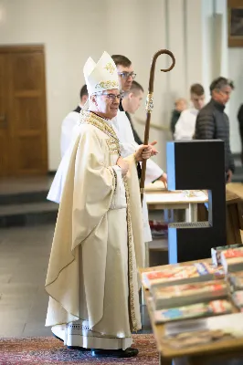 W Wielki Czwartek o godz. 10.00 w naszej Katedrze bp Jan Wątroba przewodniczył Mszy Krzyżma. Jest ona wyrazem jedności i wspólnoty duchowieństwa diecezji. Podczas tej Mszy Świętej biskup poświęcił olej chorych, katechumenów oraz olej krzyżma. Księża koncelebrujący z biskupem Eucharystię odnowili przyrzeczenia kapłańskie.
W koncelebrze wzięli udział bp Kazimierz Górny, bp Edward Białogłowski oraz 179 kapłanów z całej diecezji. W Eucharystii wzięli również udział licznie zebrani ministranci, lektorzy, animatorzy, ceremoniarze, członkowie scholi parafialnych i dziewczęcej służby maryjnej.
fot. Małgorzata Ryndak