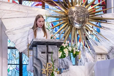 W niedzielę 13 sierpnia przeżywaliśmy kolejne w tym roku Nabożeństwo Fatimskie. O godz. 18.40 zostały przedstawione prośby i podziękowania do Matki Bożej Fatimskiej, w intencji których sprawowana była także Msza Święta. Eucharystii przewodniczył ks. Piotr Fortuna (proboszcz parafii Rzeszów-Matysówka), homilię zaś wygłosił ks. Jan Pyziak (proboszcz parafii Rzeszów-Matysówka w latach 1985-2018). Po Mszy Świętej wyruszyła procesja z figurą Matki Bożej, podczas której modlitwę różańcową prowadzili przedstawiciele parafii Rzeszów-Zalesie wraz ze swoim duszpasterzem ks. Łukaszem Jaskiem. Modlitwę ubogaciła obecność Orkiestry Dętej pod dyrekcją Tadeusza Cielaka. Nabożeństwo zakończył Apel Jasnogórski. fot. Joanna Prasoł