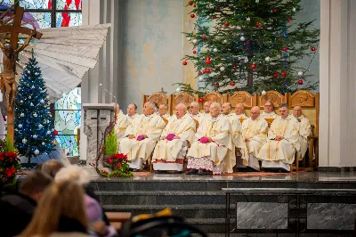 6 stycznia 2022 r., w Uroczystość Objawienia Pańskiego, o godz. 12.00 w katedrze rzeszowskiej została odprawiona Msza św. w intencji bp. Kazimierza Górnego i bp. Edwarda Białogłowskiego, którzy przeżywali kolejno 37. i 34. rocznicę konsekracji biskupich. Mszy św. przewodniczył bp Jan Wątroba. Eucharystię koncelebrował abp Edward Nowak, bp Kazimierz Górny, bp Edward Białogłowski i 30 księży. Podczas Mszy św. śpiewał Katedralny Chór Chłopięco-Męski Pueri Cantores Resovienses. Biskup Kazimierz Górny urodził się 24 grudnia 1937 r. w Lubniu. W 1960 r. przyjął święcenia kapłańskie. 6 stycznia 1985 r. w Bazylice św. Piotra w Rzymie przyjął święcenia biskupie z rąk Jana Pawła II. Jako zawołanie przyjął słowa „Omnia Tibi”. Do 1992 r. pełnił funkcję wikariusza generalnego archidiecezji krakowskiej. Od 1992 do 2013 r. był ordynariuszem diecezji rzeszowskiej. Biskup Edward Białogłowski urodził się 8 stycznia 1947 r. w Rzeplinie. W 1972 r. przyjął święcenia kapłańskie. 6 stycznia 1988 r. w katedrze przemyskiej przyjął święcenia biskupie z rąk bp. Ignacego Tokarczuka. Jako zawołanie przyjął słowa „In virtuti Spiritus Sancti”. Od 1992 r. pełni zadania biskupa pomocniczego diecezji rzeszowskiej. fot. Paulina Lęcznar