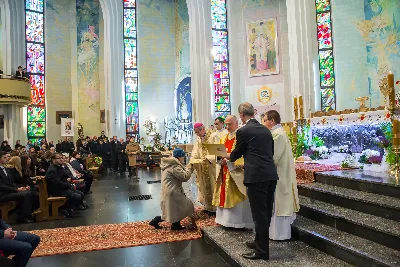 Uroczystość Chrystusa Króla to także święto Akcji Katolickiej i KSM-u. Centralnej uroczystości w Katedrze przewodniczył biskup diecezjalny Jan Wątroba. Eucharystię koncelebrowało 25 księży, wśród nich ks. Stanisław Potera – asystent diecezjalny AK i ks. Tomasz Ryczek – asystent diecezjalny KSM. Po wyznaniu wiary 88 młodych osób złożyło przyrzeczenie Katolickiego Stowarzyszenia Młodzieży. Obrzęd przyrzeczenia prowadził Paweł Grodzki – prezes KSM Diecezji Rzeszowskiej. Ceremonia zakończyła się odśpiewaniem hymnu KSM i zawołaniem: „Przez cnotę, naukę i pracę, służyć Bogu i Ojczyźnie, Gotów!”

Po Komunii św. bp Jan Wątroba, razem z ks. Stanisławem Poterą, wręczył nominacje 20 nowym prezesom oddziałów parafialnych Akcji Katolickiej. Krótkie przemówienia wypowiedzieli kolejno: Jeremi Kalkowski – prezes Zarządu Diecezjalnego Instytutu AK i Paweł Grodzki.

Po Komunii św. wszyscy zebrani uklękli przed Najświętszym Sakramentem. Biskup Ordynariusz odczytał Jubileuszowy Akt Przyjęcia Jezusa Chrystusa za Króla i Pana.

Po Mszy św. bp Jan Wątroba wręczył odznaki i legitymacje nowym członkom KSM.

fot. Fotografiarzeszow