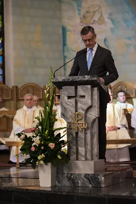 W poniedziałek 18 maja o godz. 18.00 w naszej Katedrze miało miejsce dziękczynienie w stulecie urodzin Karola Wojtyły – św. Jana Pawła II. W tym dniu dziękowaliśmy również i modliliśmy się w intencji naszych Księży Biskupów: Jana – z racji 20. rocznicy sakry biskupiej oraz Kazimierza – z racji 60. rocznicy święceń kapłańskich, a także w intencji naszego Księdza Infułata Stanisława w 60. rocznicę święceń kapłańskich. Eucharystii przewodniczył bp Jan Wątroba. Mszę św. koncelebrowali: bp Kazimierz Górny, bp Edward Białogłowski, infułaci: ks. Stanisław Mac i ks. Wiesław Szurek, księża dziekani oraz duchowni z różnych instytucji diecezji rzeszowskiej.  W Mszy św. uczestniczyły władze państwowe i samorządowe oraz służby mundurowe. fot. Dariusz Kamiński (fotografiarzeszow.com.pl)