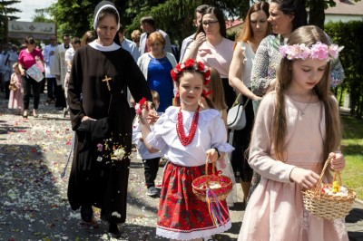 W uroczystość Najświętszego Ciała i Krwi Chrystusa Mszy Świętej w naszej Katedrze przewodniczył ks. proboszcz Krzysztof Gołąbek. Homilię wygłosił ks. Krzysztof Golas - wikariusz katedralny. Po zakończeniu liturgii wyruszyła procesja eucharystyczna do czterech ołtarzy rozmieszczonych wokół Katedry. fot. Joanna Prasoł