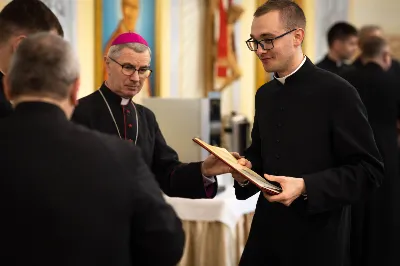 „Na swoje życie i swoje kapłaństwo trzeba popatrzeć w świetle Bożej miłości. Inaczej go nie pojmiemy ani my, ani ci, którzy będą na nas patrzeć” – mówił bp Jan Wątroba podczas Mszy św. z udzieleniem święceń prezbiteratu. 4 czerwca 2022 r. w kościele katedralnym jedenastu diakonów diecezji rzeszowskiej przyjęło sakrament kapłaństwa.
Do grona neoprezbiterów diecezji rzeszowskiej należą: ks. Sebastian Bełz z parafii w Nienadówce, ks. Krzysztof Lampart z parafii w Rudnej Wielkiej, ks. Mateusz Łachmanek z parafii w Lipinkach, ks. Karol Migut z parafii w Jasionce, ks. Marcin Murawski z parafii katedralnej w Rzeszowie, ks. Adrian Pazdan z parafii w Zagorzycach, ks. Tomasz Sienicki z parafii w Bieździedzy, ks. Dominik Świeboda z parafii w Palikówce, ks. Piotr Wąsacz z parafii bł. Władysława Findysza w Rzeszowie, ks. Mateusz Wojtuń z parafii w Święcanach oraz ks. Wiktor Zoła z parafii w Cieklinie.
Mszy św. przewodniczył i święceń udzielił bp Jan Wątroba. Eucharystię koncelebrowało około osiemdziesięciu księży, m.in: przełożeni Wyższego Seminarium Duchownego w Rzeszowie oraz proboszczowie i wikariusze z parafii rodzinnych neoprezbiterów. W Mszy św. uczestniczył abp Edward Nowak, bp Kazimierz Górny i bp Edward Białogłowski.
Zebranych w kościele katedralnym powitał ks. Krzysztof Gołąbek, proboszcz parafii.
W homilii bp Jan Wątroba nawiązał do słów z Ewangelii według św. Jana w których Chrystus tłumaczy co to znaczy być dobrym pasterzem. „Być kapłanem w Kościele Chrystusowym to znaczy mieć udział w Jego pasterskiej misji i stale upodabniać się do Dobrego Pasterza, który zna owce, karmi je, broni i jest gotów oddać życie dla ich dobra” – mówił hierarcha.
Po homilii odbył się obrzędy święceń: przyrzeczenie czci i posłuszeństwa Biskupowi Ordynariuszowi, Litania do Wszystkich Świętych podczas której kandydaci leżeli krzyżem, nałożenie rąk, modlitwa święceń oraz namaszczenie rąk krzyżmem i wręczenie chleba i wina. Podczas Liturgii Eucharystycznej nowo wyświęceni po raz pierwszy wyciągnęli dłonie nad chlebem i winem wypowiadając słowa konsekracji.
Na zakończenie Mszy św. ks. Tomasz Sienicki, podziękował w imieniu nowo wyświęconych wszystkim, którzy przyczynili się do przygotowania ich do kapłaństwa. Słowa wdzięczności, m.in. przełożonym Wyższego Seminarium Duchownego w Rzeszowie i rodzicom neoprezbiterów, wypowiedział bp Jan Wątroba. 
W drodze do zakrystii neoprezbiterzy zatrzymali się przy figurze Matki Bożej Fatimskiej zawierzając swoje kapłaństwo Matce Bożej.
W niedzielę, 5 czerwca, w Uroczystość Zesłania Ducha Świętego, neoprezbiterzy będą sprawować w swoich rodzinnych parafiach uroczyste Msze św. prymicyjne, a w najbliższych tygodniach otrzymają skierowania do parafii.

Fot. ks. Jakub Nagi oraz biala-wrona.pl
