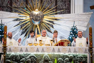 „Nasza wdzięczność jest szczególna wobec osób konsekrowanych za ich czytelne świadectwo wiary i za to, że żyjąc wiarą na co dzień ukazują chrystusowy styl życia” – mówił biskup Jan Wątroba podczas Mszy św. w katedrze rzeszowskiej w święto Ofiarowania Pańskiego. W Eucharystii, z okazji swojego święta patronalnego, uczestniczyły osoby konsekrowane posługujące w diecezji rzeszowskiej.
Mszy św. w katedrze rzeszowskiej przewodniczył bp Jan Wątroba, który modlił się w intencji osób konsekrowanych, przeżywających w święto Ofiarowania Pańskiego (02.02.) swoje święto patronalne. Eucharystię koncelebrował ks. Stanisław Kamiński, wikariusz biskupi ds. zakonnych, a także 9 kapłanów.
Na początku Mszy św. ks. Stanisław Kamiński powitał zebranych i wprowadził w przeżywaną liturgię. Następnie odbył się obrzęd błogosławieństwa świec i procesja z dolnego kościoła do głównej części katedry rzeszowskiej
Homilię wygłosił bp Jan Wątroba, który w pierwszej części, odnosząc się do przeżywanego święta, nawiązał do postawy Matki Najświętszej i św. Józefa. „Maryja uczy nas, że wierność Bogu oznacza wypełnianie prawa Bożego. Ona wypełniła wszystko bez wyjątku. Choć sama nie potrzebowała oczyszczenia, pozostała jednak posłuszna prawu. Skromna, prosta, uboga kobieta, poddana Bogu. W postawie Maryi i Józefa można dostrzec piękną lekcję dla rodziców i wychowawców. Rodzice powinni przedstawiać, czyli zawierzać swoje dzieci Panu Bogu. To jest gest wdzięczności wobec Stwórcy, a także znak wielkiej pokory wobec niełatwej misji rodzicielskiej i wychowawczej. Pełny rozwój człowieka dokonuje się dzięki Bożej łasce, a rodzice powinni się czuć narzędziem Bożej łaski, dlatego powinni często błogosławić swoje dzieci, modlić się za nie i z nimi oraz wciąż na nowo zawierzać je Panu Bogu” – mówił bp Wątroba.
Biskup Rzeszowski odnosząc się do obchodzonego Dnia życia konsekrowanego powiedział: „Trzy elementy wspólnoty: słowo, wierność i otwarcie na Ducha Świętego stanowią istotę życia każdej osoby konsekrowanej. Rozważać słowo Boże, trwać wiernie na modlitwie i być otwartym na to, co Duch Święty chce nam powiedzieć, to wypełnić powołanie do życia konsekrowanego, a jednocześnie wyznać wiarę w Kościół Chrystusowy. Nasza wdzięczność jest szczególna wobec osób konsekrowanych za ich czytelne świadectwo wiary i za to, że żyjąc wiarą na co dzień ukazują chrystusowy styl życia. Towarzyszą nam przez swoją pełną zatroskania miłosierną obecność, ale także przez milczącą obecność przepełnioną modlitwą w intencjach Kościoła, świata, a także poszczególnych osób i wspólnot”.
Po homilii osoby konsekrowane zgromadzone w katedrze odnowiły swoje przyrzeczenia.
Na zakończenie liturgii s. Agata Jakieła CSFN, referentka diecezjalna ds. życia konsekrowanego, podziękowała bp. Janowi Wątrobie za przewodniczenie liturgii i modlitwę w intencji osób życia konsekrowanego.
W Eucharystii w rzeszowskiej katedrze uczestniczyło prawie 100 osób życia konsekrowanego, a pośród nich ojcowie i bracia zakonni, siostry zakonne, wdowy i dziewice konsekrowane oraz członkowie instytutów świeckich. Śpiewy podczas liturgii wykonała Katedralna Schola Liturgiczna pod dyrekcją ks. Juliana Wybrańca, a przy organach zasiadł katedralny organista – Wiesław Siewierski. 

fot. Jola Warchoł
