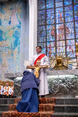 Liturgia Męki Pańskiej rozpoczęła się od procesji wejścia w zupełnej ciszy i gestu prostracji – pokornego padnięcia twarzą do ziemi głównego celebransa – Biskupa Rzeszowskiego Jana Wątroby. Drugim etapem nabożeństwa była Liturgia Słowa. Jej centrum stanowiła Męka Pańska w relacji wg św. Jana – odśpiewana przez ks. Juliana Wybrańca, kl. Dawida Piroga oraz kl. Karola Baraniewicza, z partiami tłumu wykonanymi przez Katedralny Chór Chłopięco-Męski Pueri Cantores Resovienses (tenory i basy), pod dyrekcją ks. dra Andrzeja Widaka we współpracy z Angelą Pacutą i Edytą Kotulą, dyrygentkami chóru.

W homilii bp Jan Wątroba zapraszał do odczytania na nowo sensu krzyża Jezusa i Jego Orędzia.

Trzecią częścią liturgii była adoracja krzyża. W pierwszej kolejności krzyż adorowali poprzez ucałowanie: Ksiądz Biskup, księża z Wyższego Seminarium Duchownego w Rzeszowie, księża katedralni oraz siostry zakonne. Następnie hołd krzyżowi oddali wszyscy wierni, wpatrując się w krzyż trzymany przez ks. Krzysztofa Gołąbka, proboszcza katedry.

Ostatnią częścią liturgii był obrzęd Komunii św. zakończony przeniesieniem Pana Jezusa w monstrancji do tzw. Bożego grobu. W tym roku dekoracja grobu nawiązuje do przeżywanego roku duszpasterskiego pt. „Wierzę w Kościół Chrystusowy”. Projekt autorstwa ks. Pawła Wójcika, wikariusza katedralnego, zachęca do pogłębienia relacji z Jezusem i jak wzywa napis umieszczony na grobie do „zakorzenienia w Kościele Chrystusa”.
fot. Joanna Prasoł 