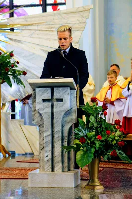 „Jesteśmy na świecie, aby stać pod krzyżem, głosić prawdę o krzyżu i bronić krzyża. W nim jest cała nasza nadzieja” – powiedział bp Jan Wątroba w dniu Uroczystości Jezusa Chrystusa Króla Wszechświata w rzeszowskiej katedrze. Podczas Mszy św. nowi członkowie Katolickiego Stowarzyszenia Młodzieży złożyli przyrzeczenie, a prezesi oddziałów parafialnych Akcji Katolickiej otrzymali nominacje.  Mszy św. przewodniczył bp Jan Wątroba. W koncelebrze uczestniczyli infułaci: ks. Stanisław Mac, ks. Wiesław Szurek i ponad 20 księży, wśród nich ks. Stanisław Potera, asystent diecezjalny Akcji Katolickiej (AK) i ks. Tomasz Ryczek, asystent diecezjalny Katolickiego Stowarzyszenia Młodzieży (KSM).  Po wyznaniu wiary 73 młode osoby złożyły przyrzeczenie Katolickiego Stowarzyszenia Młodzieży.  Po Komunii św. bp Jan Wątroba, razem z ks. Stanisławem Poterą, wręczył nominacje 19 nowym prezesom oddziałów parafialnych Akcji Katolickiej.  Na zakończenie Mszy św. bp Wątroba, na prośbę ks. Krzysztofa Gołąbka, proboszcza parafii katedralnej, wręczył dyplomy ceremoniarza Rafałowi Waszczakowi i Dawidowi Różańskiemu, długoletnim członkom Liturgicznej Służby Ołtarza w parafii katedralnej.  fot. Andrzej Kotowicz