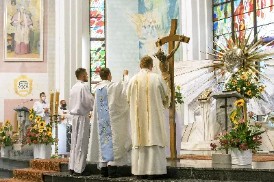 W poniedziałek 13 lipca przeżywaliśmy uroczyste Nabożeństwo Fatimskie. Naszym modlitwom przewodniczył o. Sebastian Chmiel, misjonarz kombonianin. O godz. 18.40 zostały przedstawione prośby i podziękowania do Matki Bożej Fatimskiej, w intencji których sprawowana była także Msza Święta. Po Mszy Świętej wyruszyła procesja z figurą Matki Bożej. Nabożeństwo zakończył Apel Jasnogórski. fot. Joanna Prasoł