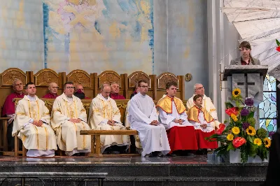 W piątek (16 czerwca) obchodziliśmy uroczystość Najświętszego Serca Pana Jezusa – dzień odpustu w Katedrze Rzeszowskiej. O godz. 18.00 została odprawiona uroczysta Msza Święta, której przewodniczył bp Jan Wątroba. Po Mszy Świętej Biskup poświęcił tablicę upamiętniającą życie i dzieło śp. Ks. Infułata Stanisława Maca. 
Po jego śmierci w 2020 roku, Ksiądz Proboszcz Krzysztof Gołąbek wraz z Parafialną Radą Duszpasterską postanowił stworzyć tablicę pamiątkową poświęconą śp. Księdzu Infułatowi. 
Istnieje już takowa poświęcona budowniczym i architektom, przygotowana jeszcze za życia ks. Maca, przez Niego zaprojektowana i umieszczona na Jego prośbę w szeregu pamiątkowych tablic przed wejściem do dolnego kościoła, ale chciano upamiętnić osobę i dzieło tej świątyni tablicą bardziej okazałą przy wejściu głównym. W szafie z pamiątkami po Ks. Infułacie odnaleziono wyzłocone serce i tak zrodziła się myśl, by umieścić to serce w pamiątkowej tablicy jako symbol wiary tego kapłana, jego czci wobec Bożego Serca i troski o świątynię dedykowaną Najświętszemu Sercu Pana Jezusa.
W książce pt. „Komu bije Dzwon Wolności” ks. Stanisław Mac zapisał: „Staram się zgodnie z testamentem zawartym w akcie erekcyjnym pod budowę kościoła, aby w tej świątyni po wsze czasy rozkwitał kult do Najświętszego Serca Pana Jezusa jako źródła miłości i dobroci”. 
Niech ta tablica będzie wyrazem naszej czci i pamięci wobec osoby Ks. Infułata, Jego dzieła i poświęcenia dla chwały Bożego Serca.
fot. Joanna Prasoł