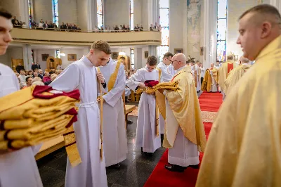 „Na swoje życie i swoje kapłaństwo trzeba popatrzeć w świetle Bożej miłości. Inaczej go nie pojmiemy ani my, ani ci, którzy będą na nas patrzeć” – mówił bp Jan Wątroba podczas Mszy św. z udzieleniem święceń prezbiteratu. 4 czerwca 2022 r. w kościele katedralnym jedenastu diakonów diecezji rzeszowskiej przyjęło sakrament kapłaństwa.
Do grona neoprezbiterów diecezji rzeszowskiej należą: ks. Sebastian Bełz z parafii w Nienadówce, ks. Krzysztof Lampart z parafii w Rudnej Wielkiej, ks. Mateusz Łachmanek z parafii w Lipinkach, ks. Karol Migut z parafii w Jasionce, ks. Marcin Murawski z parafii katedralnej w Rzeszowie, ks. Adrian Pazdan z parafii w Zagorzycach, ks. Tomasz Sienicki z parafii w Bieździedzy, ks. Dominik Świeboda z parafii w Palikówce, ks. Piotr Wąsacz z parafii bł. Władysława Findysza w Rzeszowie, ks. Mateusz Wojtuń z parafii w Święcanach oraz ks. Wiktor Zoła z parafii w Cieklinie.
Mszy św. przewodniczył i święceń udzielił bp Jan Wątroba. Eucharystię koncelebrowało około osiemdziesięciu księży, m.in: przełożeni Wyższego Seminarium Duchownego w Rzeszowie oraz proboszczowie i wikariusze z parafii rodzinnych neoprezbiterów. W Mszy św. uczestniczył abp Edward Nowak, bp Kazimierz Górny i bp Edward Białogłowski.
Zebranych w kościele katedralnym powitał ks. Krzysztof Gołąbek, proboszcz parafii.
W homilii bp Jan Wątroba nawiązał do słów z Ewangelii według św. Jana w których Chrystus tłumaczy co to znaczy być dobrym pasterzem. „Być kapłanem w Kościele Chrystusowym to znaczy mieć udział w Jego pasterskiej misji i stale upodabniać się do Dobrego Pasterza, który zna owce, karmi je, broni i jest gotów oddać życie dla ich dobra” – mówił hierarcha.
Po homilii odbył się obrzędy święceń: przyrzeczenie czci i posłuszeństwa Biskupowi Ordynariuszowi, Litania do Wszystkich Świętych podczas której kandydaci leżeli krzyżem, nałożenie rąk, modlitwa święceń oraz namaszczenie rąk krzyżmem i wręczenie chleba i wina. Podczas Liturgii Eucharystycznej nowo wyświęceni po raz pierwszy wyciągnęli dłonie nad chlebem i winem wypowiadając słowa konsekracji.
Na zakończenie Mszy św. ks. Tomasz Sienicki, podziękował w imieniu nowo wyświęconych wszystkim, którzy przyczynili się do przygotowania ich do kapłaństwa. Słowa wdzięczności, m.in. przełożonym Wyższego Seminarium Duchownego w Rzeszowie i rodzicom neoprezbiterów, wypowiedział bp Jan Wątroba. 
W drodze do zakrystii neoprezbiterzy zatrzymali się przy figurze Matki Bożej Fatimskiej zawierzając swoje kapłaństwo Matce Bożej.
W niedzielę, 5 czerwca, w Uroczystość Zesłania Ducha Świętego, neoprezbiterzy będą sprawować w swoich rodzinnych parafiach uroczyste Msze św. prymicyjne, a w najbliższych tygodniach otrzymają skierowania do parafii.

Fot. ks. Jakub Nagi oraz biala-wrona.pl
