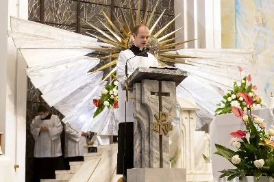 Objawienia Fatimskie to ważny dla katolików znak Bożej Opatrzności i nieustannej opieki Matki Bożej. Fatima to miasto w środkowo-zachodniej Portugalii. To właśnie tam miały miejsce objawienia Najświętszej Maryi Panny w 1917 roku, jakich doświadczyli Łucja Dos Santos oraz Hiacynta i Franciszek Marto – mali pastuszkowie. Maryja ukazywała się dzieciom każdego 13-go dnia miesiąca od maja do października.  Na pamiątkę tychże objawień, Kościół Katolicki uczestniczy w tzw. nabożeństwach fatimskich. Ostatnie z nich miały miejsce 13 października – w naszej Katedrze obecna była również cała wspólnota Wyższego Seminarium Duchownego w Rzeszowie. Uroczystości rozpoczęły się Mszą świętą o godzinie 19:00 pod przewodnictwem księdza rektora Pawła Pietrusiaka, zaś homilię wygłosił ojciec duchowny ks. Andrzej Szpaczyński.  Ojciec Andrzej już na początku wygłaszanego słowa skierował naszą uwagę na wielki cud Eucharystii: „Czy zobaczymy jakiś cud? Czy dany będzie jakiś znak?” – zapytał i od razu odpowiedział: „Nie wiadomo, czy będzie coś niezwykłego, ale jestem przekonany, że będzie cud – cud przemiany chleba i wina w Ciało i Krew Chrystusa – ten cud się dokona”. To bardzo ważne w życiu każdego chrześcijanina, aby nie szukać mistycznych doznań, czy szczególnych znaków od Boga, ale aby ujrzeć największy cud jakim jest Eucharystia. W tym darze możemy uczestniczyć każdego dnia i do tego też jesteśmy zaproszeni.  Po Eucharystii odbyła się procesja z figurą Matki Bożej Fatimskiej oraz Różaniec z rozważaniami przygotowanymi przez diakonów naszej diecezji.  Jesteśmy wdzięczni Panu Bogu za łaskę miłosierdzia i wezwania do pokoju jakie przesłał przez objawienia Pani Fatimskiej i nieustannie prosimy Go, abyśmy coraz mocniej potrafili kochać i dążyć do jedności. Za ten czas wspólnej modlitwy, chwała Panu!  fot. Joanna Prasoł