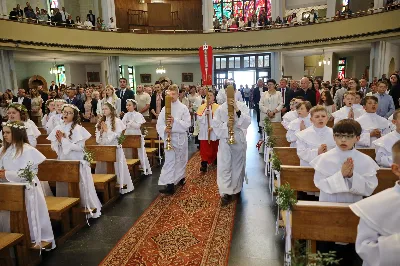 Maj to dla wielu najpiękniejszy miesiąc w roku. W liturgii Kościoła szczególnie wtedy czcimy Maryję oraz radujemy się ze Zmartwychwstania Pańskiego. W niedzielę 8 maja w naszej Katedrze dzieci z klas III doświadczyły równie wielkiej radości po raz pierwszy w pełni uczestnicząc we Mszy Świętej. To niezwykłe spotkanie z Chrystusem w Komunii Świętej zostało poprzedzone przygotowaniem poprzez katechezy w szkole i spotkania w parafii, a także spowiedzią. Poprzez niedzielne Eucharystie o godz. 12.00 i 13.30 celebrowane przez ks. Krzysztofa Gołąbka, proboszcza naszej Katedry, 88 dzieci rozpoczęło wielką przygodę z Jezusem ukrytym w Najświętszym Sakramencie. Towarzyszyli im rodzice, którzy wraz ze swoimi dziećmi przygotowywali się do tego wydarzenia, a także najbliższa rodzina. Posługę w liturgii Mszy Świętej pełniły dzieci pierwszokomunijne oraz ich rodzice.
Wielka radość serc dzieci komunijnych promieniowała na wszystkich uczestników Mszy Świętej i przypominała zebranym na liturgii, że spotkanie z Jezusem Eucharystycznym to przywilej i wielkie szczęście. Czas tej wielkiej radości został przedłużony przez „Biały Tydzień”, w którym dzieci uczestniczyły w wieczornej Eucharystii, przyjmując Jezusa do swoich serc. 

Wszystkim dzieciom, które w tym roku przeżywały swoją Pierwszą Komunię Świętą, życzymy, aby nie gasł w nich zapał do poznawania Jezusa i Jego nauki, a radość, jaka towarzyszyła tym dniom, była nieodłączną towarzyszką ich spotkań z Jezusem w Eucharystii. A s. Julicie i ks. Julianowi dziękujemy za serce włożone w przygotowanie dzieci do tego wielkiego wydarzenia.

fot. Paweł Styka