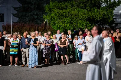 W środę 13 września przeżywaliśmy kolejne w tym roku Nabożeństwo Fatimskie. O godz. 18.40 zostały przedstawione prośby i podziękowania do Matki Bożej Fatimskiej, w intencji których sprawowana była także Msza Święta. Eucharystii przewodniczył i homilię wygłosił ks. Marek Kotwa – wikariusz parafii pw. Św. Michała Archanioła w Rzeszowie. Po Mszy Świętej wyruszyła procesja z figurą Matki Bożej, podczas której modlitwę różańcową prowadzili przedstawiciele parafii pw. Św. Jadwigi Królowej wraz ze swoimi duszpasterzami: ks. Tomaszem Gałuszką oraz ks. Łukaszem Mariuszycem, zaś figurę Matki Bożej nieśli przedstawiciele Bractwa św. Michała Archanioła, Rycerzy Kolumba oraz Związku Strzeleckiego "Strzelec". Modlitwę ubogaciła obecność Orkiestry Dętej pod dyrekcją Tadeusza Cielaka. Nabożeństwo zakończył Apel Jasnogórski. fot. Jola Warchoł