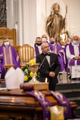 W czwartek 5 listopada o godz. 11.00 Mszą Świętą pogrzebową pożegnaliśmy śp. ks. inf. Stanisława Maca - pierwszego proboszcza i budowniczego Rzeszowskiej Katedry, byłego prepozyta Kapituły Katedralnej i długoletniego dziekana dekanatu Rzeszów – Katedra.  Mszy Świętej przewodniczył bp Jan Wątroba, homilię wygłosił ks. Stanisław Potera. W koncelebrze uczestniczył bp Stanisław Jamrozek - biskup pomocniczy przemyski i ok. 50 księży. fot. Dariusz Kamiński Fotografiarzeszow