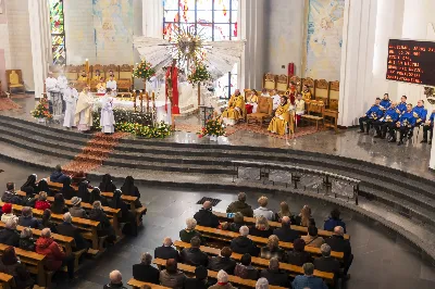 W Niedzielę Wielkanocną Mszy Świętej z procesją rezurekcyjną przewodniczył bp Edward Białogłowski.
fot. Joanna Prasoł