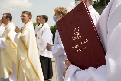 W uroczystość Najświętszego Ciała i Krwi Chrystusa Mszy Świętej w naszej Katedrze przewodniczył ks. proboszcz Krzysztof Gołąbek. Homilię wygłosił ks. Julian Wybraniec - wikariusz katedralny. Po zakończeniu liturgii wyruszyła procesja eucharystyczna do czterech ołtarzy rozmieszczonych wokół Katedry. W roku setnej rocznicy urodzin św. Jana Pawła II każdy z ołtarzy zawierał wizerunek Ojca Świętego i hasła inspirowane encykliką papieża pt. „Ecclesia de Eucharistia”: „Eucharystia sercem świata”, „Żyjemy dzięki Eucharystii”, „Eucharystia tworzy wspólnotę” i „Eucharystia bramą do nieba”. 