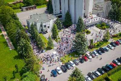 W uroczystość Najświętszego Ciała i Krwi Chrystusa Mszy Świętej w naszej Katedrze przewodniczył ks. proboszcz Krzysztof Gołąbek. Homilię wygłosił ks. Julian Wybraniec - wikariusz katedralny. Po zakończeniu liturgii wyruszyła procesja eucharystyczna do czterech ołtarzy rozmieszczonych wokół Katedry. W roku setnej rocznicy urodzin św. Jana Pawła II każdy z ołtarzy zawierał wizerunek Ojca Świętego i hasła inspirowane encykliką papieża pt. „Ecclesia de Eucharistia”: „Eucharystia sercem świata”, „Żyjemy dzięki Eucharystii”, „Eucharystia tworzy wspólnotę” i „Eucharystia bramą do nieba”. 