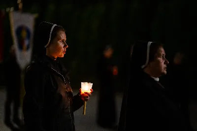 Ponad 100 lat temu, w roku 1917 r. w Fatimie, Matka Boża każdego 13. dnia miesiąca od maja do października objawiała się trójce dzieci: Łucji, Hiacyncie i Franciszkowi. Prosiła ich wówczas o odmawianie modlitwy różańcowej w intencji pokoju na świecie i nawrócenia grzeszników. Wzorem tych wydarzeń w wielu parafiach w Polsce i na świecie prowadzone są nabożeństwa fatimskie. Nie inaczej jest w rzeszowskiej katedrze, gdzie 13 października zakończono cykl tegorocznych spotkań modlitewnych przy figurze Pani Fatimskiej. Wieczór fatimski rozpoczął się o godz. 18:40 odczytaniem próśb i podziękowań do Matki Bożej Fatimskiej. Wcześniej wierni mogli skorzystać z sakramentu pokuty. O godz. 19:00 odprawiono uroczystą Mszę Świętą, której przewodniczył ks. Andrzej Szpaczyński – ojciec duchowny w Wyższym Seminarium Duchownym w Rzeszowie. Wygłosił on także homilię, w której nawiązał do liturgii słowa z dnia, przyrównując ją do myślenia współczesnego człowieka. „Jezus mówi do nas «Kto nie jest ze mną, jest przeciwko mnie». Można pomyśleć: jestem teraz w kościele, modlę się, spowiadam, przyjmuję sakramenty, ale czy rzeczywiście jestem z Jezusem czy tylko z Nim bywam? Czy jestem w Jego obecności cały czas czy jedynie bywam z Nim przez pewne chwile w ciągu dnia? Być z Jezusem to być po Jego stronie, mieć podobne myślenie, jak On, które przejawia się w czynach, podejmowanych decyzjach, a także w patrzeniu na drugiego. To wiara jest filtrem, który pozwala zobaczyć w drugim człowieku nie przeciwnika, ale brata – nawet jeśli jest on inny lub myśli inaczej. Wiara może pomagać wchodzić z nim w relację. Warto zadać sobie pytanie: czy mam w sobie ten filtr, ten sposób patrzenia, dzięki któremu jestem po stronie Jezusa?”. Następnie celebrans przywołał wydarzenia z portugalskiego miasteczka: „Choć nie jesteśmy świadkami cudu słońca, który zobaczył dziesięciotysięczny tłum 13 października 1917 w Fatimie, to słyszymy dzisiaj wezwanie do nawrócenia i pokuty. Każdy z nas jest wezwany, by się nawracać. Być może nawróceniu powinno ulec nasze spojrzenie na innych, by zobaczyć w nich dobro, a na świat patrzeć z wiarą”. Mszę Świętą koncelebrowali ks. Bogusław Babiarz – dyrektor administracyjny WSD w Rzeszowie, ks. Krzysztof Gołąbek – proboszcz parafii katedralnej oraz ks. Michał Rurak – katedralny wikariusz. Posługę w czasie liturgii pełnili alumni rzeszowskiego seminarium, którzy wraz z diakonem Łukaszem prowadzili także modlitwę różańcową z rozważaniami opartymi o historię błogosławionej rodziny Ulmów. Korzystając z ciepłej, jesiennej pogody po zakończonej Mszy Świętej odbyła się procesja na placu przed świątynią z figurą Pani Fatimskiej. Wierni z świecami w rękach zawierzali siebie, swoje rodziny i wszelkie troski w modlitwie różańcowej. Duchowo łączyli się z nimi słuchacze katolickiego radia VIA, które transmitowało całe nabożeństwo. Przed wyśpiewaniem Apelu Jasnogórskiego ks. Krzysztof, proboszcz parafii katedralnej, podsumował tegoroczne nabożeństwa fatimskie, dziękując wiernym za uczestnictwo w uwielbieniu Boga za przyczyną Pani Fatimskiej. W sposób szczególny podziękowania skierował do braci alumnów z roku propedeutycznego, życząc, aby modlitwa przy figurze Matki Bożej z Fatimy umacniała rozeznawanie drogi ich powołania. Wyrazy wdzięczności popłynęły w stronę kapłanów z dekanatu Rzeszów-Katedra, sióstr zakonnych, orkiestry pod batutą Tadeusza Cielaka, która uświetniała każde z tegorocznych nabożeństw oraz słuchaczy katolickiego radia VIA. Do godz. 22:00 w świątyni trwała adoracja Najświętszego Sakramentu, w której wierni licznie uczestniczyli. Od listopada do kwietnia 13. dnia miesiąca w świątyni katedralnej prowadzona jest modlitwa różańcowa przy figurze Matki Bożej Fatimskiej o godz. 17:30. Niech wezwanie Maryi do codziennej modlitwy różańcowej przyświeca nam nie tylko w październiku i przy okazji nabożeństw fatimskich, ale każdego dnia. 
tekst: Angelika Karnasiewicz 
fot. Jola Warchoł