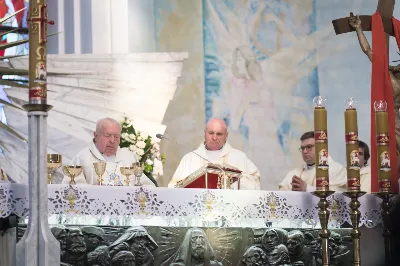 26 maja dla parafii katedralnej w Rzeszowie był szczególnym dniem dziękczynienia za dar kapłaństwa i znakiem obecności Maryi. W tym dniu parafianie przywitali peregrynującą w diecezji rzeszowskiej figurę Matki Bożej Fatimskiej i modlili się z księżmi, którzy obchodzili 10. rocznicę swoich święceń prezbiteratu.
Przed rozpoczęciem uroczystej Eucharystii pod przewodnictwem bpa Kazimierza Górnego, wierni zgromadzeni w świątyni przywitali figurę Matki Bożej Fatimskiej. O godz. 18.00 rozpoczęła się Msza Święta koncelebrowana przez 15 kapłanów wyświęconych 26 maja 2012 r. i sprawowana jako dziękczynienie za dar powołania do kapłaństwa. Bp Kazimierz w homilii przywołał wspomnienia z tego dnia, kiedy diecezja rzeszowska wzbogaciła się o nowych księży, którzy po raz pierwszy celebrowali z nim Eucharystię. Podkreślił także znaczenie codziennej kapłańskiej posługi, która wymaga trudu i poświęcenia w imię Chrystusa. Jubileusz 10-lecia kapłaństwa obchodzili: ks. Wojciech Chrostowski pochodzący z Gorlic (Fara), ks. Mirosław Dziadosz z Jasła (Chrystusa Króla), ks. Paweł Gąsior z Rożnowic, ks. Damian Jacek z Czudca, ks. Mirosław Kardaś ze Strzyżowa (św. J.S. Pelczara), ks. Tomasz Kołodziej z Trzebosi, ks. Filip Mikuła z Rzeszowa (Katedra), ks. Mateusz Mycek z Sędziszowa Małopolskiego (Fara), ks. Marcin Pokrywka z Przeworska (Ojcowie Bernardyni, diec. przemyska), ks. Nikodem Rybczyk z Gorlic (Fara), ks. Tomasz Ryczek z Turzy (diec. tarnowska), ks. Paweł Sikora z Rzeszowa (Zwięczyca – św. Józefa), ks. Krzysztof Wilczkiewicz z Gorlic (Glinik), ks. Tomasz Wójcik z Niewodnej oraz ks. Julian Wybraniec z Rzeszowa (św. Rocha). Po Mszy Świętej odśpiewano Litanię Loretańską przy wystawionym Najświętszym Sakramencie, po czym miała miejsce adoracja prywatna do godz. 20.30. Następnie odmówiono radosną część różańca i odśpiewano Apel Jasnogórski. Także przez kolejny dzień wierni mogli zawierzać swoje intencje Maryi w kolejnych częściach modlitwy różańcowej. W piątek po Mszy Świętej wieczornej figurę Matki Bożej przekazano do parafii Opatrzności Bożej w Rzeszowie. 
Peregrynacja figury Matki Bożej Fatimskiej w diecezji rzeszowskiej odbywa się z okazji 30. rocznicy powstania diecezji. Od 25 marca 2022 figura Matki Bożej Fatimskiej jest przekazywana do poszczególnych parafii diecezji i połączona z adoracją Najświętszego Sakramentu. 
Angelika Karnasiewicz, fot. Małgorzata Ryndak