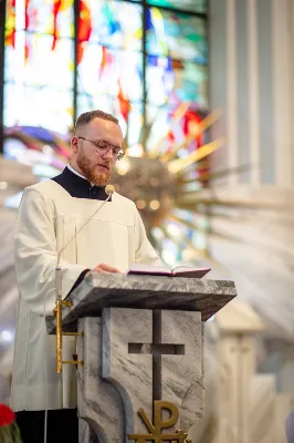 „Na swoje życie i swoje kapłaństwo trzeba popatrzeć w świetle Bożej miłości. Inaczej go nie pojmiemy ani my, ani ci, którzy będą na nas patrzeć” – mówił bp Jan Wątroba podczas Mszy św. z udzieleniem święceń prezbiteratu. 4 czerwca 2022 r. w kościele katedralnym jedenastu diakonów diecezji rzeszowskiej przyjęło sakrament kapłaństwa.
Do grona neoprezbiterów diecezji rzeszowskiej należą: ks. Sebastian Bełz z parafii w Nienadówce, ks. Krzysztof Lampart z parafii w Rudnej Wielkiej, ks. Mateusz Łachmanek z parafii w Lipinkach, ks. Karol Migut z parafii w Jasionce, ks. Marcin Murawski z parafii katedralnej w Rzeszowie, ks. Adrian Pazdan z parafii w Zagorzycach, ks. Tomasz Sienicki z parafii w Bieździedzy, ks. Dominik Świeboda z parafii w Palikówce, ks. Piotr Wąsacz z parafii bł. Władysława Findysza w Rzeszowie, ks. Mateusz Wojtuń z parafii w Święcanach oraz ks. Wiktor Zoła z parafii w Cieklinie.
Mszy św. przewodniczył i święceń udzielił bp Jan Wątroba. Eucharystię koncelebrowało około osiemdziesięciu księży, m.in: przełożeni Wyższego Seminarium Duchownego w Rzeszowie oraz proboszczowie i wikariusze z parafii rodzinnych neoprezbiterów. W Mszy św. uczestniczył abp Edward Nowak, bp Kazimierz Górny i bp Edward Białogłowski.
Zebranych w kościele katedralnym powitał ks. Krzysztof Gołąbek, proboszcz parafii.
W homilii bp Jan Wątroba nawiązał do słów z Ewangelii według św. Jana w których Chrystus tłumaczy co to znaczy być dobrym pasterzem. „Być kapłanem w Kościele Chrystusowym to znaczy mieć udział w Jego pasterskiej misji i stale upodabniać się do Dobrego Pasterza, który zna owce, karmi je, broni i jest gotów oddać życie dla ich dobra” – mówił hierarcha.
Po homilii odbył się obrzędy święceń: przyrzeczenie czci i posłuszeństwa Biskupowi Ordynariuszowi, Litania do Wszystkich Świętych podczas której kandydaci leżeli krzyżem, nałożenie rąk, modlitwa święceń oraz namaszczenie rąk krzyżmem i wręczenie chleba i wina. Podczas Liturgii Eucharystycznej nowo wyświęceni po raz pierwszy wyciągnęli dłonie nad chlebem i winem wypowiadając słowa konsekracji.
Na zakończenie Mszy św. ks. Tomasz Sienicki, podziękował w imieniu nowo wyświęconych wszystkim, którzy przyczynili się do przygotowania ich do kapłaństwa. Słowa wdzięczności, m.in. przełożonym Wyższego Seminarium Duchownego w Rzeszowie i rodzicom neoprezbiterów, wypowiedział bp Jan Wątroba. 
W drodze do zakrystii neoprezbiterzy zatrzymali się przy figurze Matki Bożej Fatimskiej zawierzając swoje kapłaństwo Matce Bożej.
W niedzielę, 5 czerwca, w Uroczystość Zesłania Ducha Świętego, neoprezbiterzy będą sprawować w swoich rodzinnych parafiach uroczyste Msze św. prymicyjne, a w najbliższych tygodniach otrzymają skierowania do parafii.

Fot. ks. Jakub Nagi oraz biala-wrona.pl
