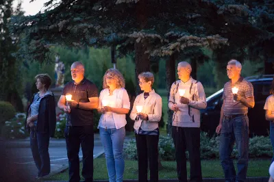 W piątek 13 sierpnia przeżywaliśmy kolejne w tym roku Nabożeństwo Fatimskie. O godz. 18.40 zostały przedstawione prośby i podziękowania do Matki Bożej Fatimskiej, w intencji których sprawowana była także Msza Święta. Eucharystii przewodniczył ks. Piotr Fortuna (proboszcz parafii Rzeszów-Matysówka), homilię zaś wygłosił ks. Jan Pyziak (proboszcz parafii Rzeszów-Matysówka w latach 1985-2018). Po Mszy Świętej wyruszyła procesja z figurą Matki Bożej, podczas której modlitwę różańcową prowadzili przedstawiciele parafii Rzeszów-Zalesie wraz ze swoim duszpasterzem ks. Marcinem Jaraczem. Modlitwę ubogaciła obecność Orkiestry Dętej pod dyrekcją Tadeusza Cielaka. Nabożeństwo zakończył Apel Jasnogórski. fot. Małgorzata Ryndak