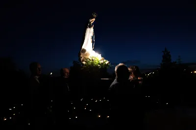 W niedzielę 13 sierpnia przeżywaliśmy kolejne w tym roku Nabożeństwo Fatimskie. O godz. 18.40 zostały przedstawione prośby i podziękowania do Matki Bożej Fatimskiej, w intencji których sprawowana była także Msza Święta. Eucharystii przewodniczył ks. Piotr Fortuna (proboszcz parafii Rzeszów-Matysówka), homilię zaś wygłosił ks. Jan Pyziak (proboszcz parafii Rzeszów-Matysówka w latach 1985-2018). Po Mszy Świętej wyruszyła procesja z figurą Matki Bożej, podczas której modlitwę różańcową prowadzili przedstawiciele parafii Rzeszów-Zalesie wraz ze swoim duszpasterzem ks. Łukaszem Jaskiem. Modlitwę ubogaciła obecność Orkiestry Dętej pod dyrekcją Tadeusza Cielaka. Nabożeństwo zakończył Apel Jasnogórski. fot. Joanna Prasoł