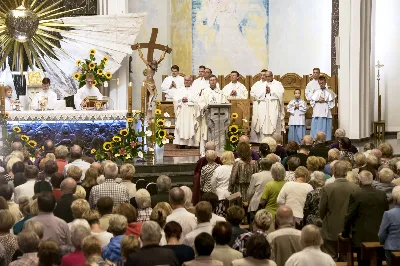 W piątek 13 września przeżywaliśmy uroczyste Nabożeństwo Fatimskie. Mszy Świętej przewodniczył ks. Jacek Pasela. Kazanie wygłosił ks. Michał Domasik. O godz. 18.40 zostały przedstawione prośby i podziękowania do Matki Bożej Fatimskiej, w intencji których sprawowana była także Msza Święta. Śpiewał chór z parafii pw. Św. Jadwigi Królowej pod dyrekcją Marcina Kaławaja. Po Mszy Świętej wyruszyła procesja z figurą Matki Bożej i relikwiami świętych Dzieci Fatimskich. Nabożeństwo zakończył Apel Jasnogórski. Dziękujemy parafii pw. Św. Jadwigi Królowej za przygotowanie liturgii oraz parafii pw. Michała Archanioła za prowadzenie modlitwy różańcowej. fot. Joanna Prasoł 