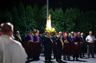 W środę 13 września przeżywaliśmy kolejne w tym roku Nabożeństwo Fatimskie. O godz. 18.40 zostały przedstawione prośby i podziękowania do Matki Bożej Fatimskiej, w intencji których sprawowana była także Msza Święta. Eucharystii przewodniczył i homilię wygłosił ks. Marek Kotwa – wikariusz parafii pw. Św. Michała Archanioła w Rzeszowie. Po Mszy Świętej wyruszyła procesja z figurą Matki Bożej, podczas której modlitwę różańcową prowadzili przedstawiciele parafii pw. Św. Jadwigi Królowej wraz ze swoimi duszpasterzami: ks. Tomaszem Gałuszką oraz ks. Łukaszem Mariuszycem, zaś figurę Matki Bożej nieśli przedstawiciele Bractwa św. Michała Archanioła, Rycerzy Kolumba oraz Związku Strzeleckiego "Strzelec". Modlitwę ubogaciła obecność Orkiestry Dętej pod dyrekcją Tadeusza Cielaka. Nabożeństwo zakończył Apel Jasnogórski. fot. Jola Warchoł